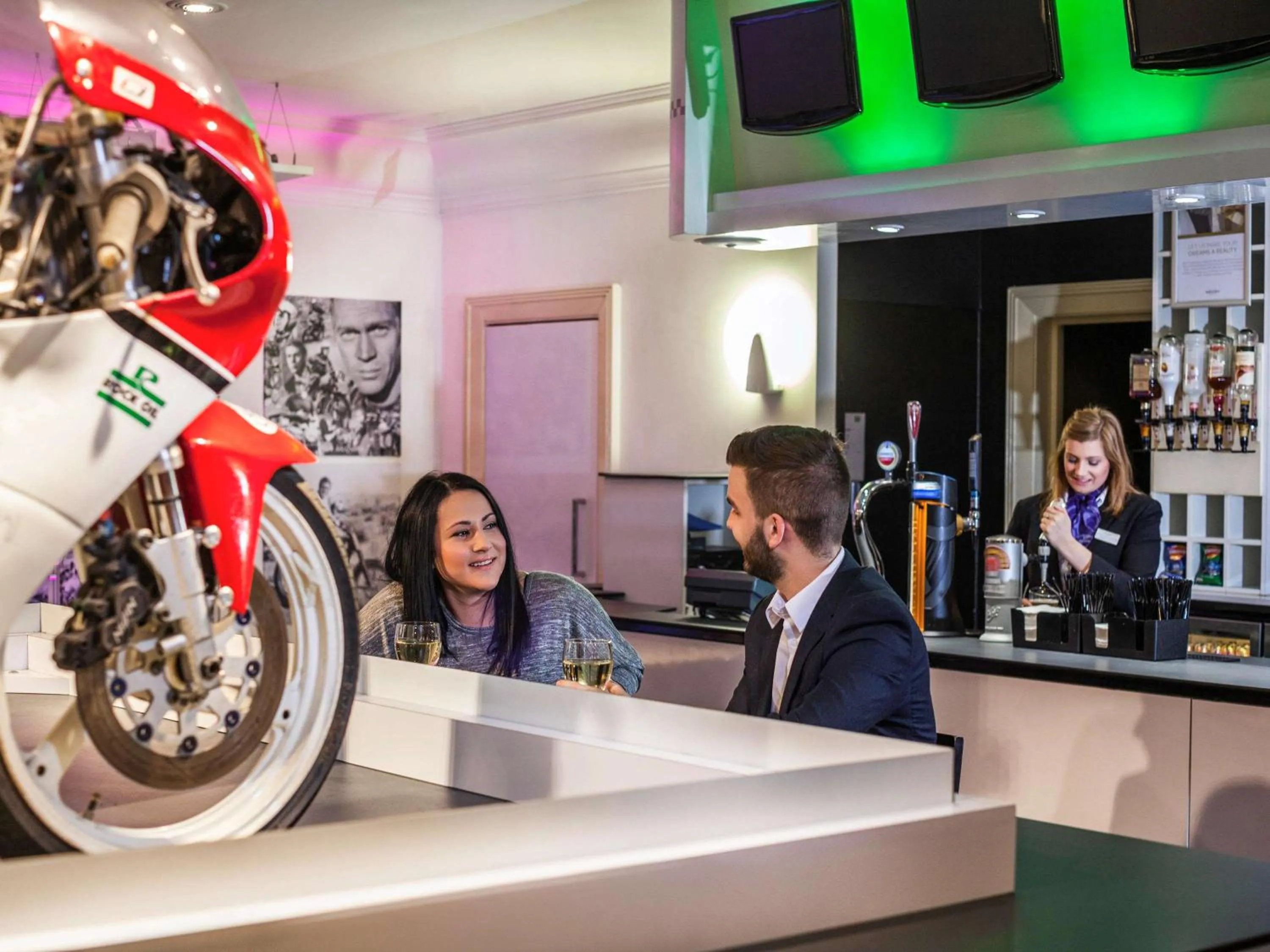 Lounge or bar in Mercure Dartford Brands Hatch Hotel & Spa