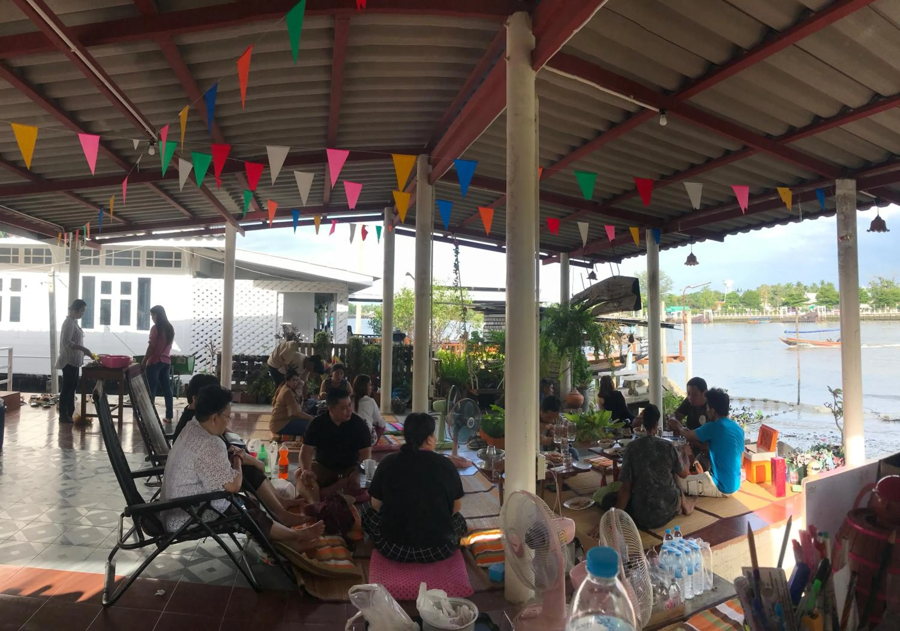 People in Se'sun Amphawa