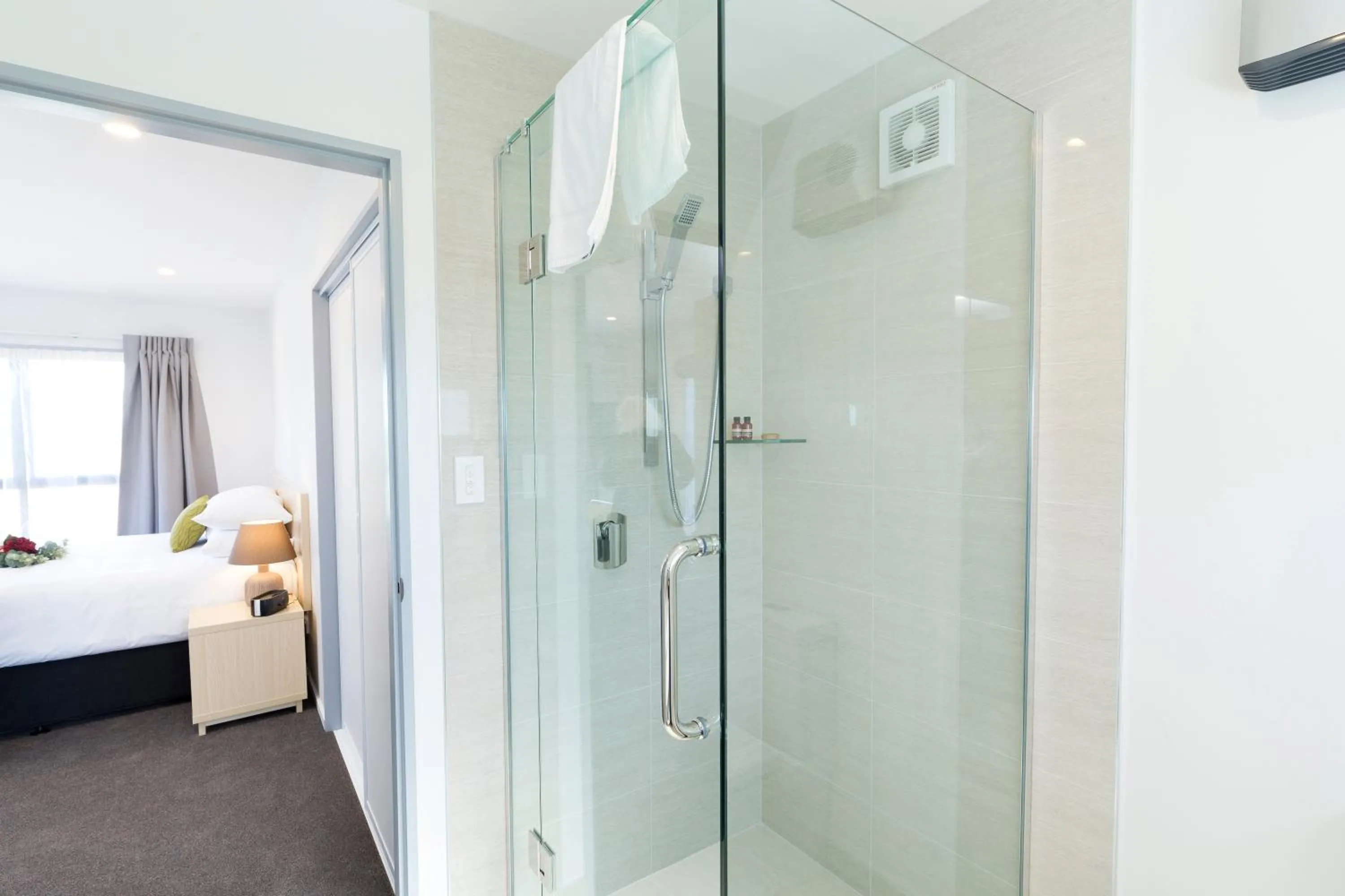 Bathroom, Bed in 2 on Whiteleigh and 239 on Lincoln Motel