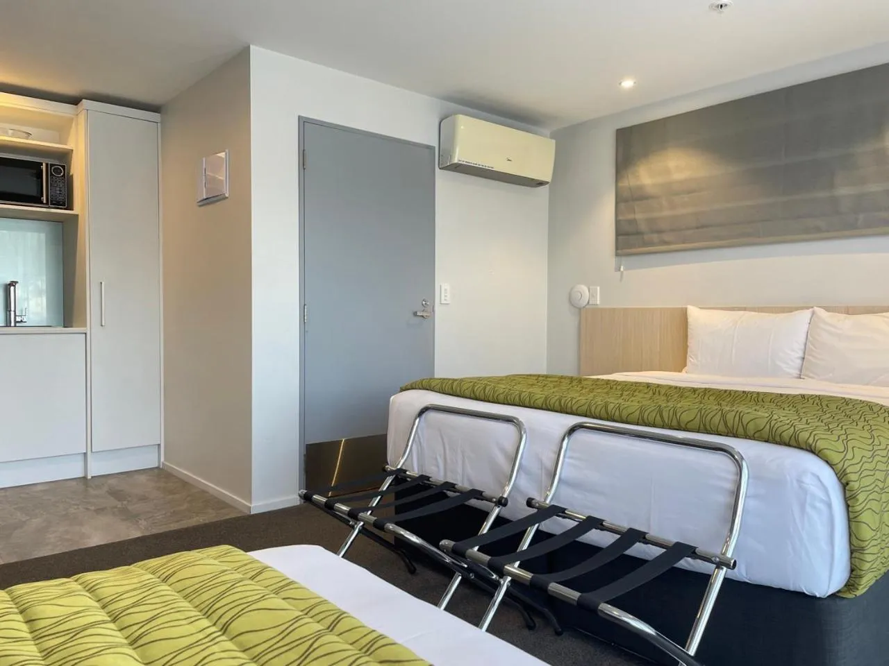 Photo of the whole room, Bed in 2 on Whiteleigh and 239 on Lincoln Motel