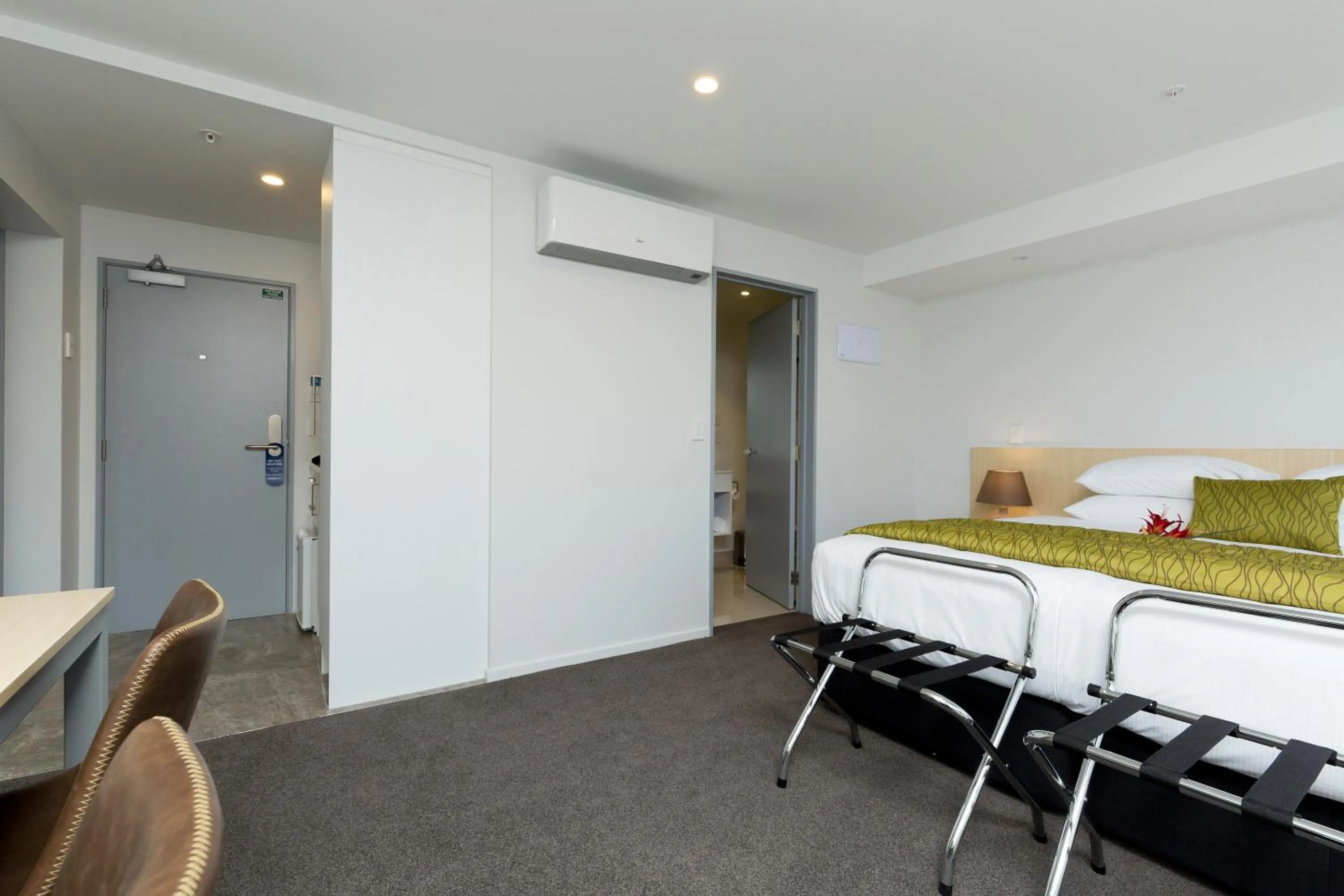 Bedroom, Bed in 2 on Whiteleigh and 239 on Lincoln Motel