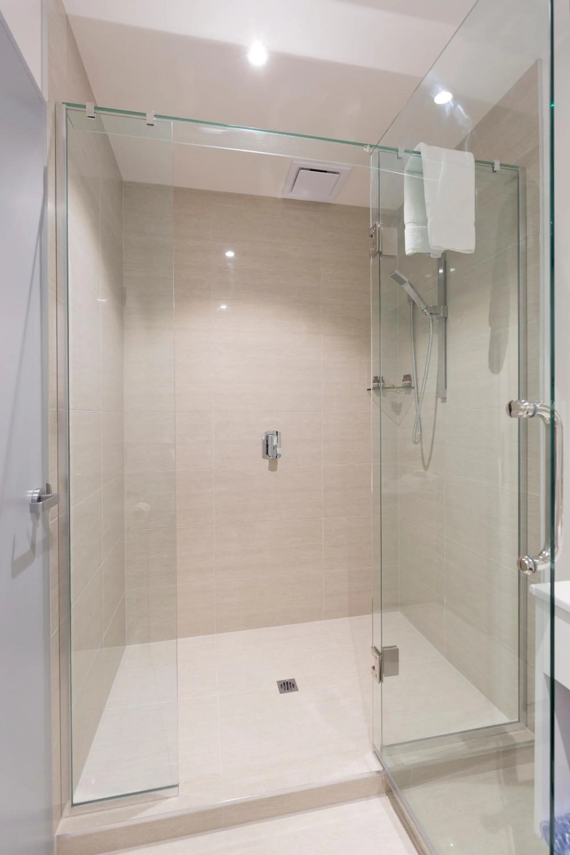 Shower in 2 on Whiteleigh and 239 on Lincoln Motel