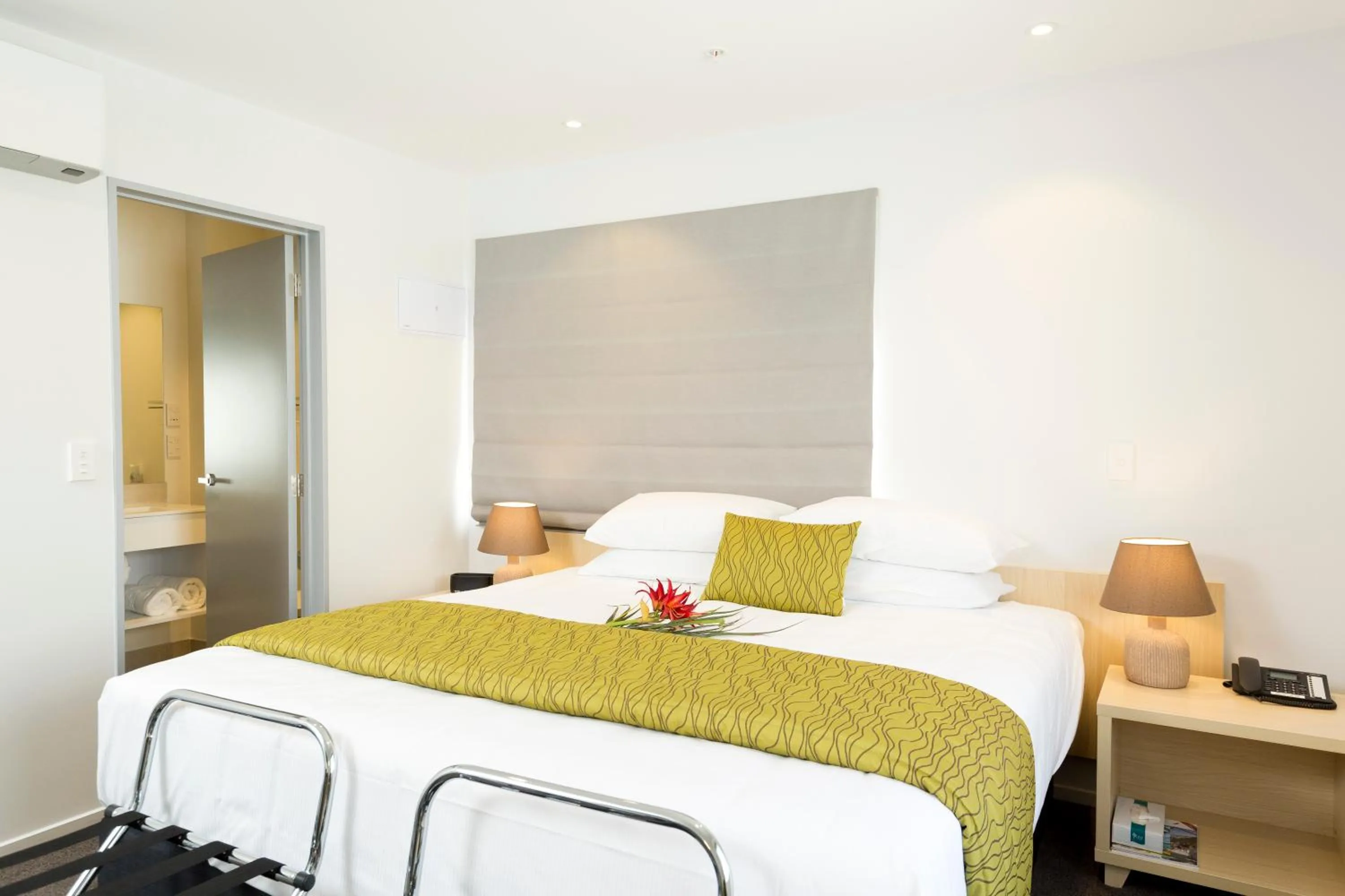 Bedroom, Bed in 2 on Whiteleigh and 239 on Lincoln Motel