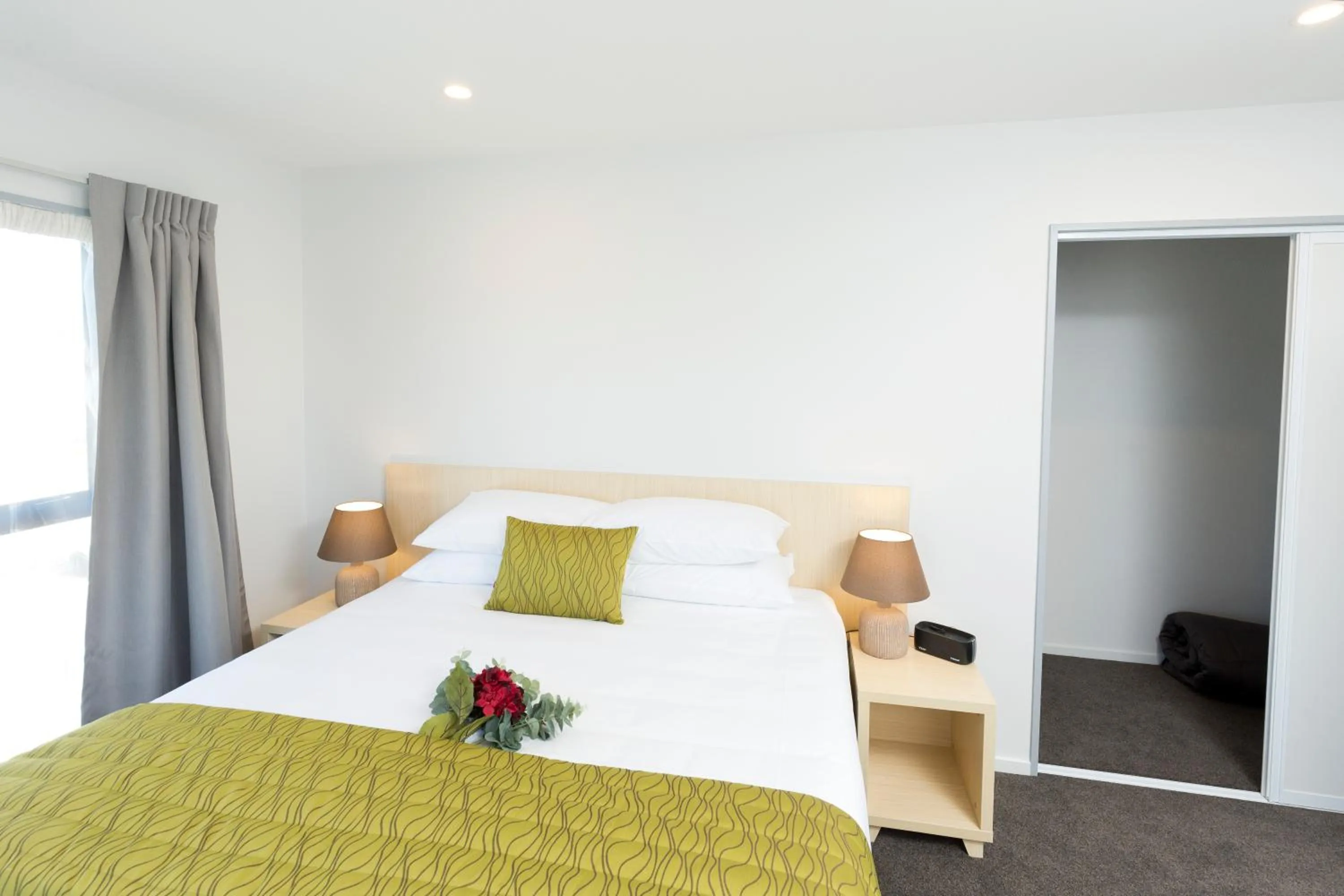 Bedroom, Bed in 2 on Whiteleigh and 239 on Lincoln Motel