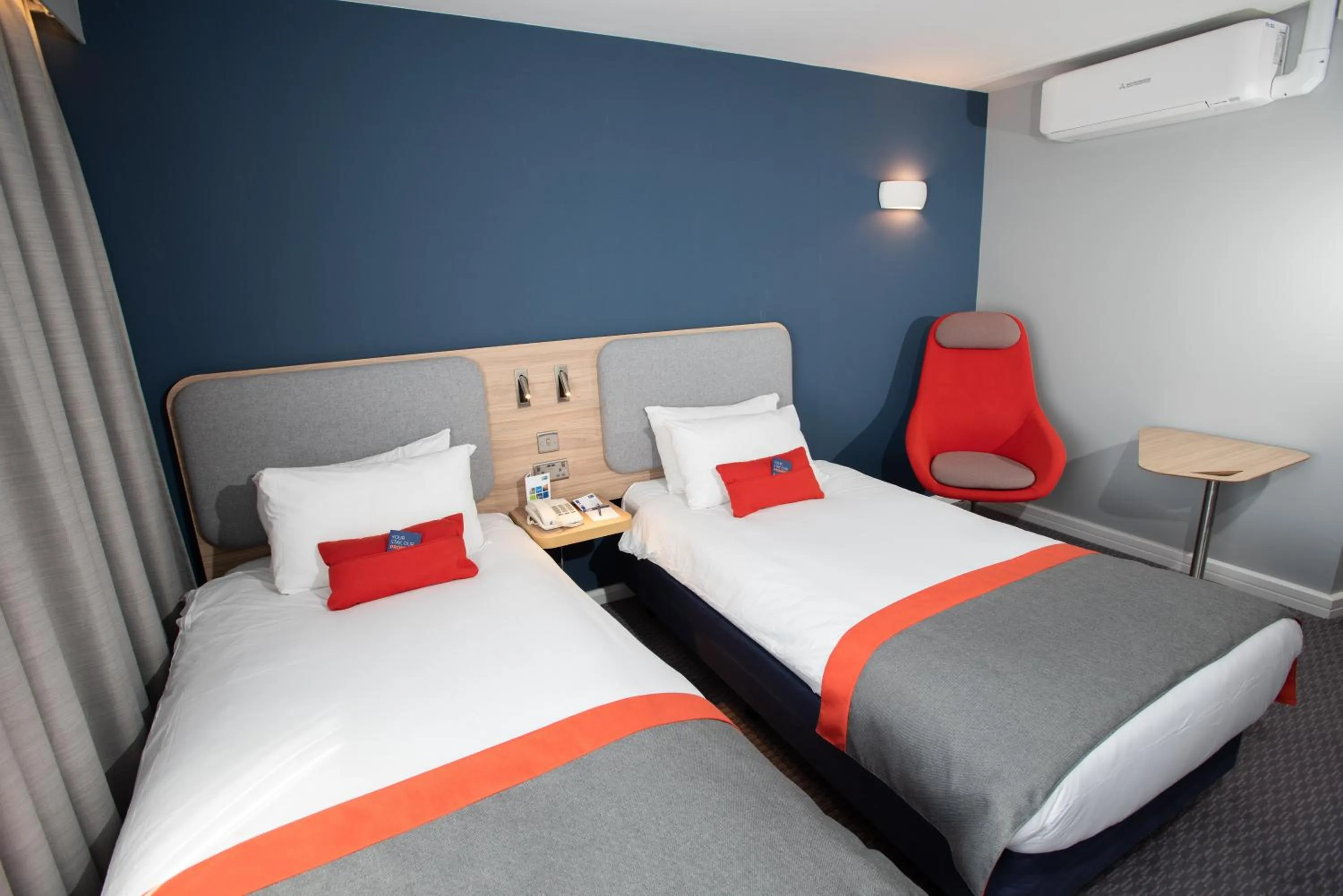 Photo of the whole room, Bed in Knowsley Inn & Lounge