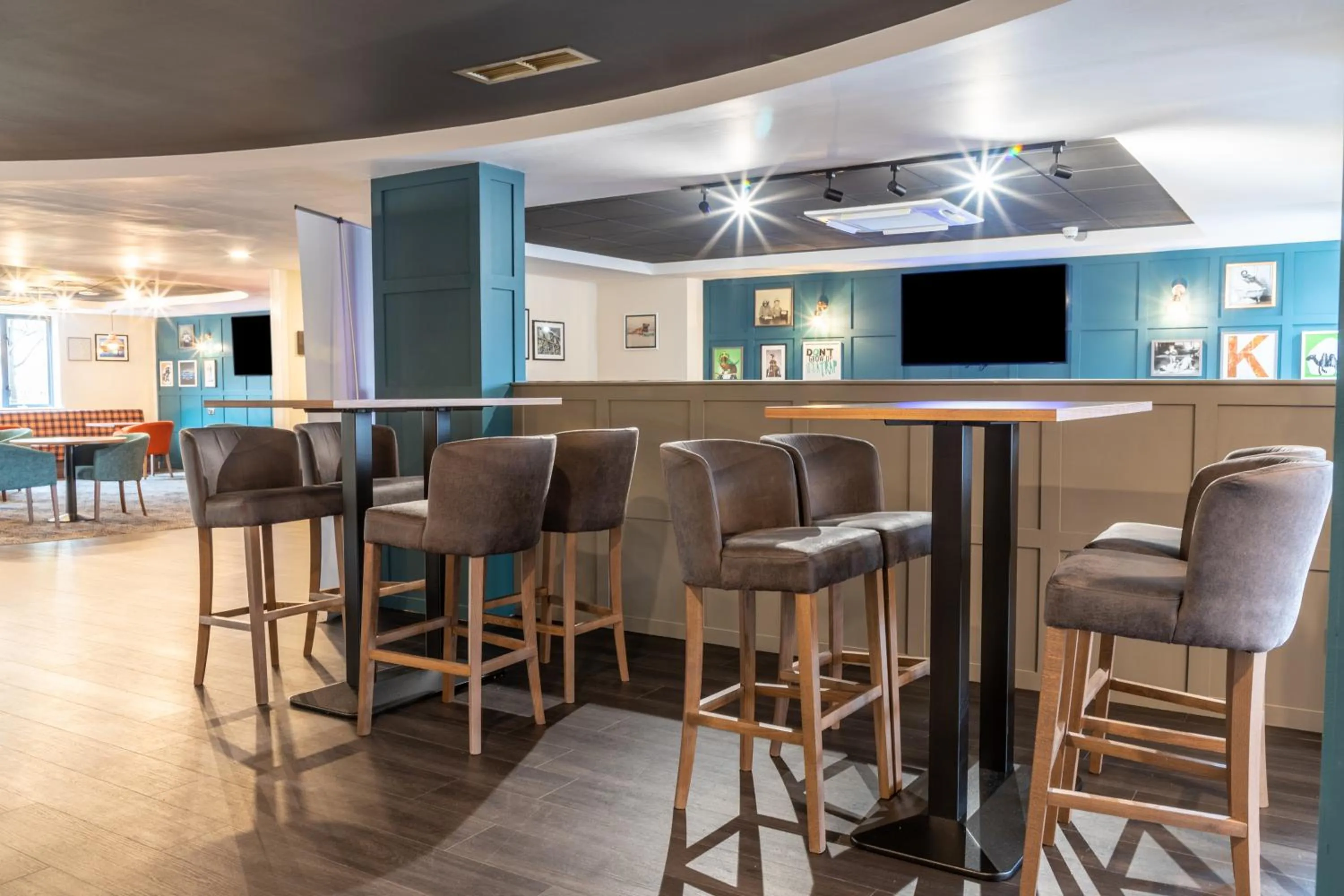 Restaurant/places to eat in Knowsley Inn & Lounge