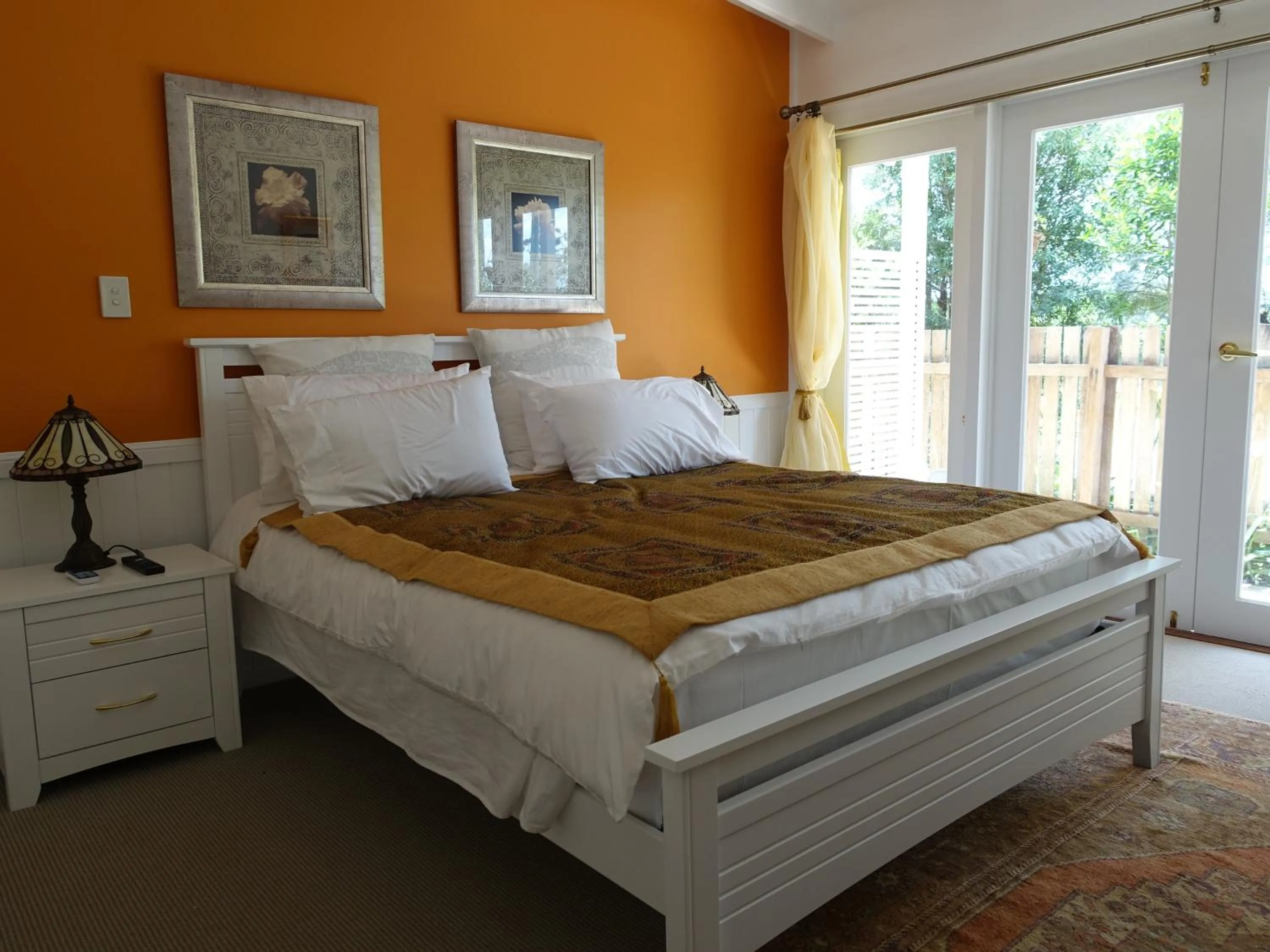 Photo of the whole room, Bed in Winston Cottage