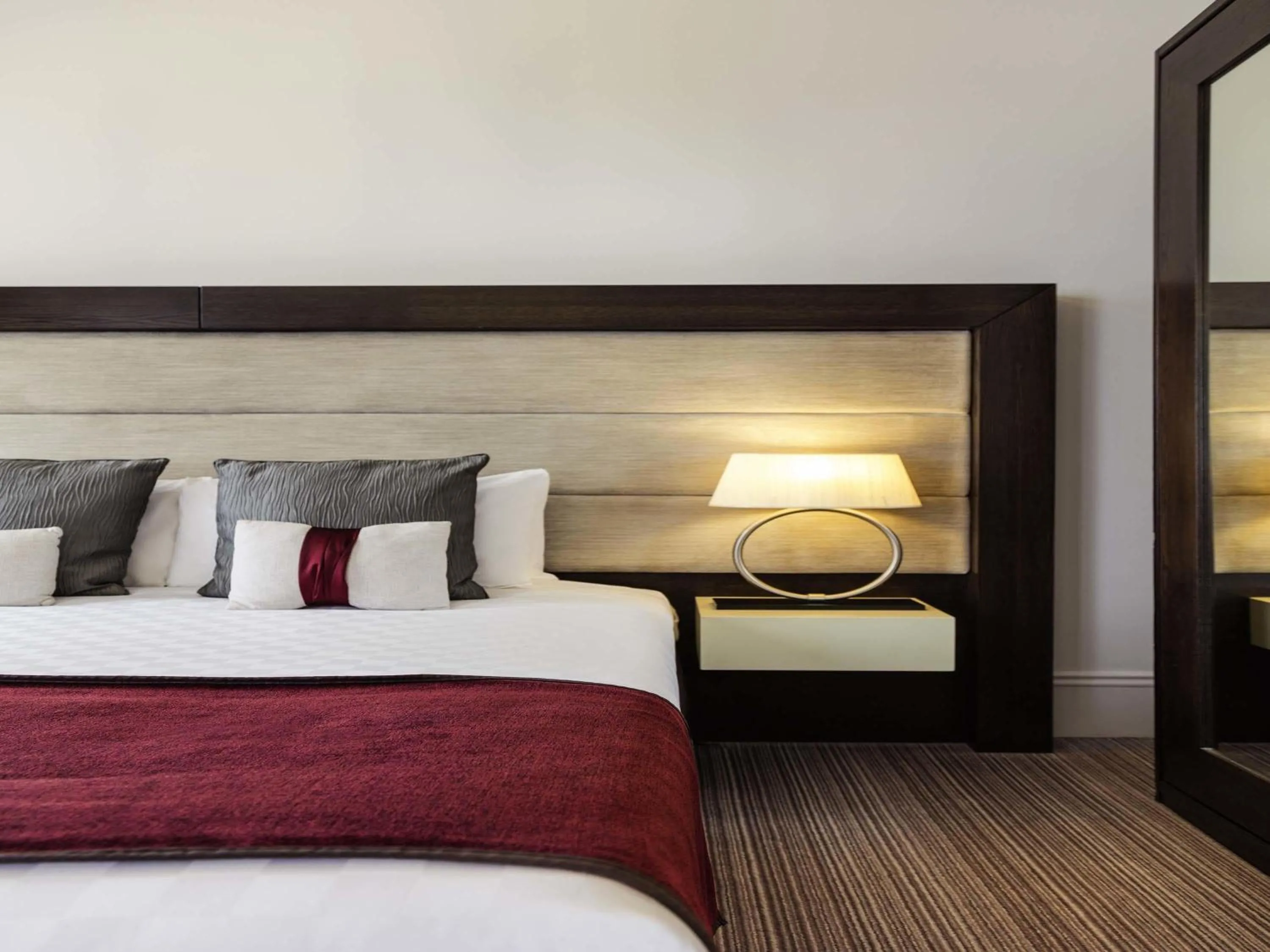 Bedroom, Bed in Mercure Aberdeen Caledonian Hotel