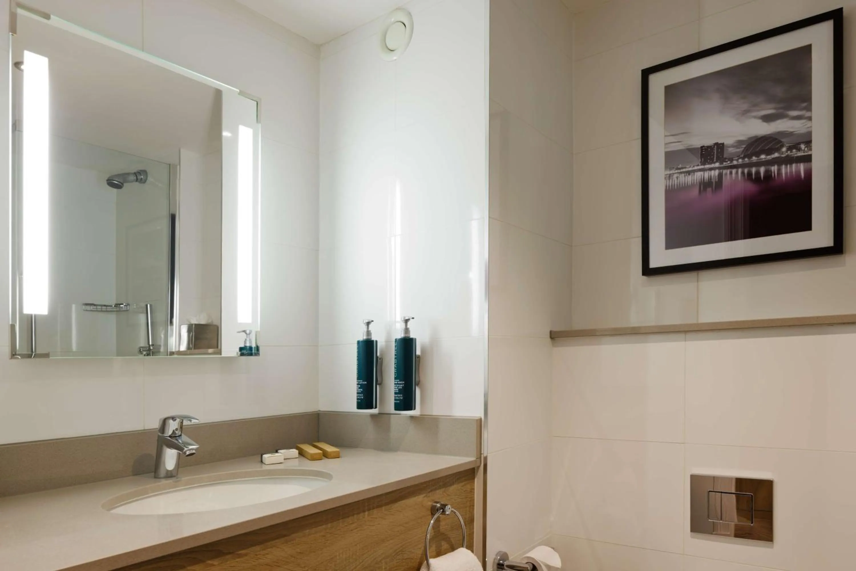 Photo of the whole room in DoubleTree by Hilton Glasgow Central