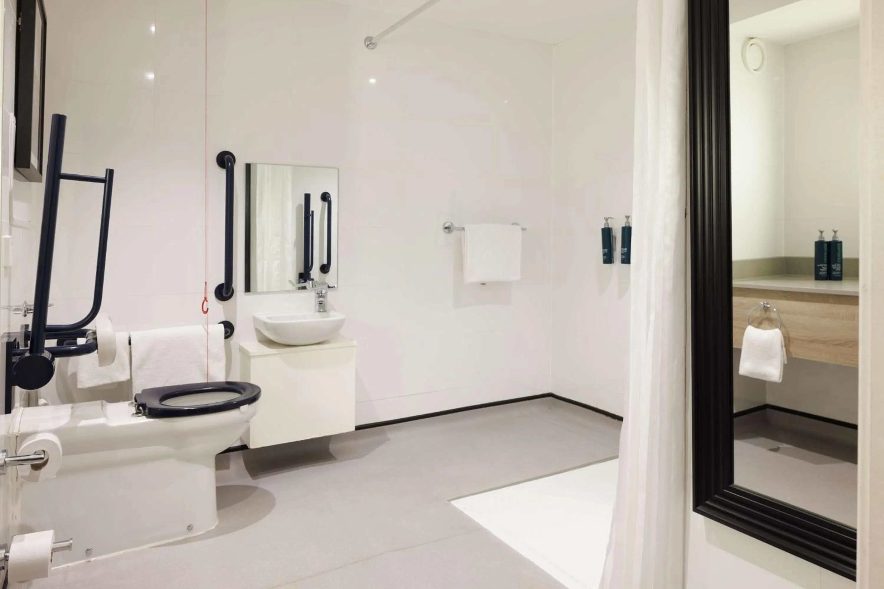 Photo of the whole room in DoubleTree by Hilton Glasgow Central