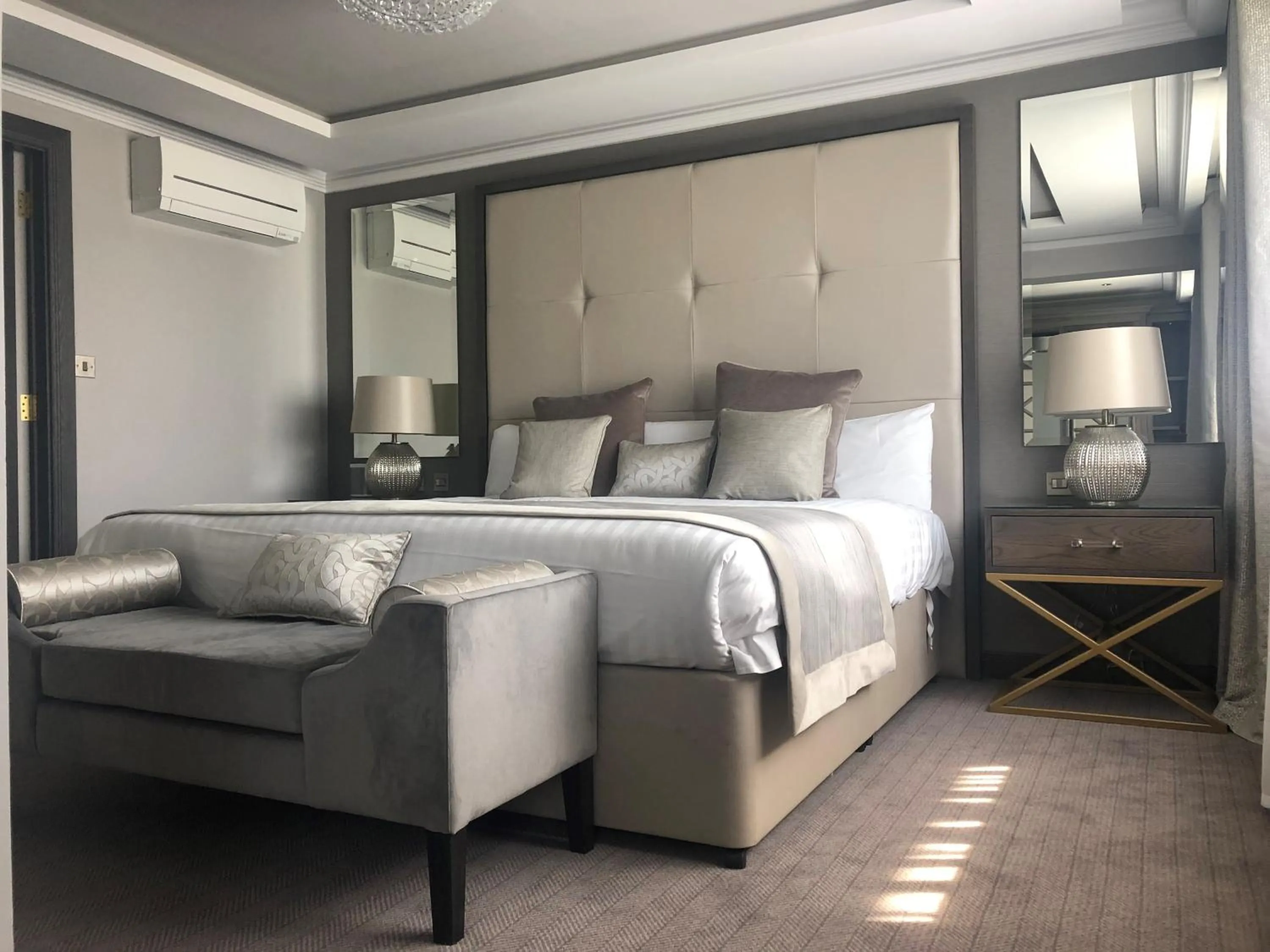 Bed in Riverside Lodge Hotel