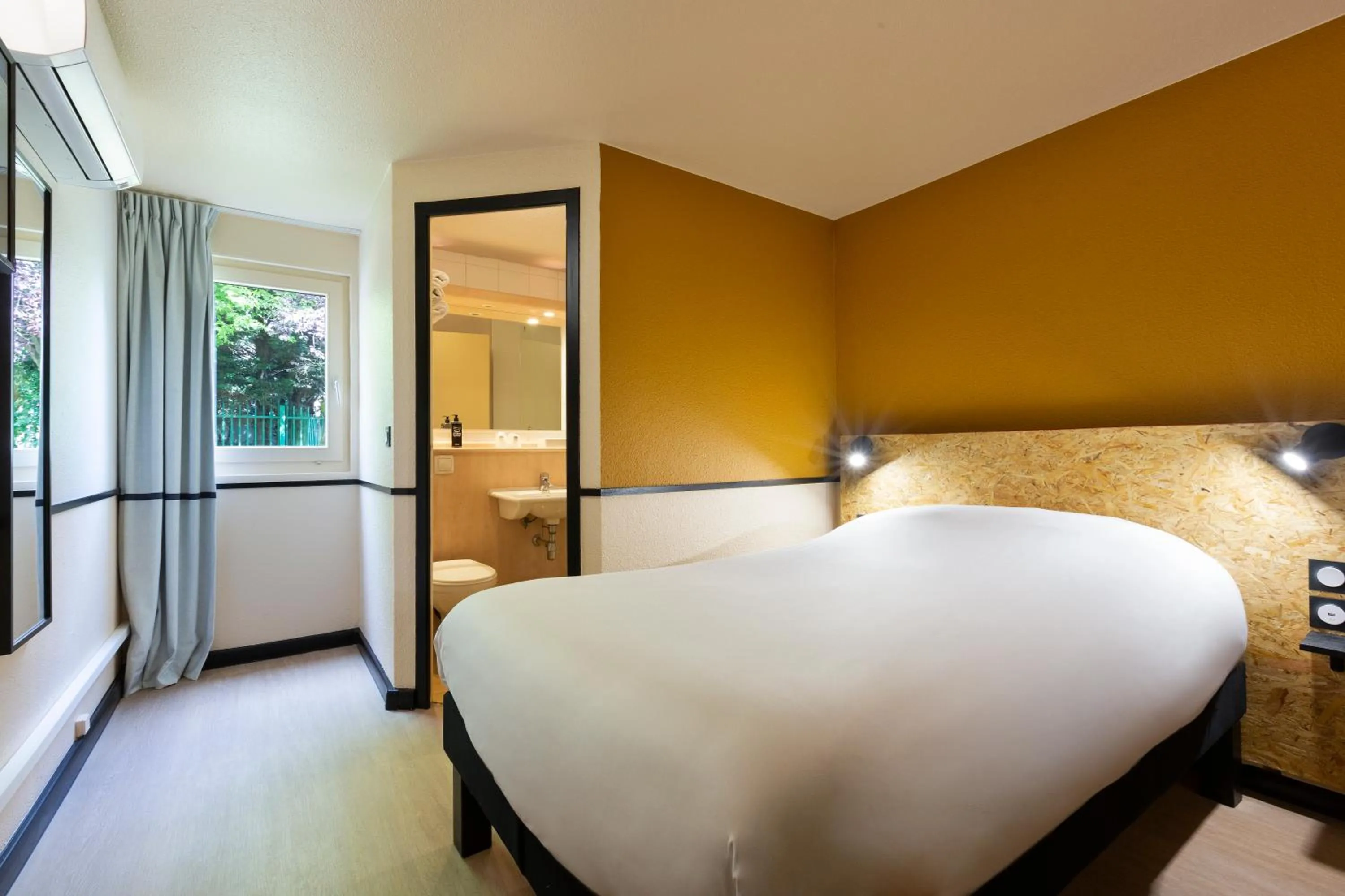 Bedroom, Bed in Greet Hôtel Villeneuve la Garenne - rénové