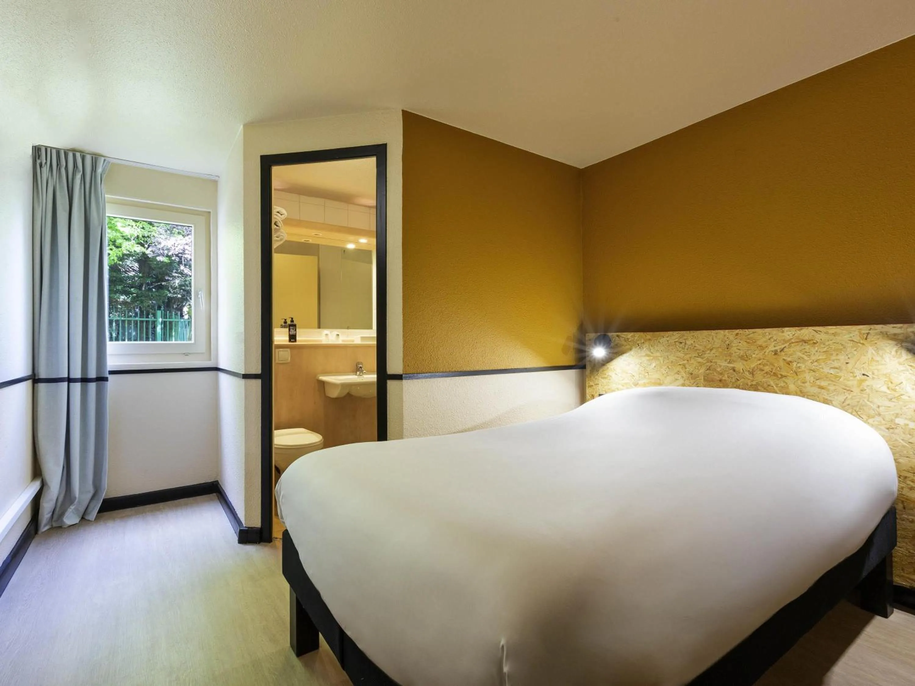 Bedroom, Bed in Greet Hôtel Villeneuve la Garenne - rénové