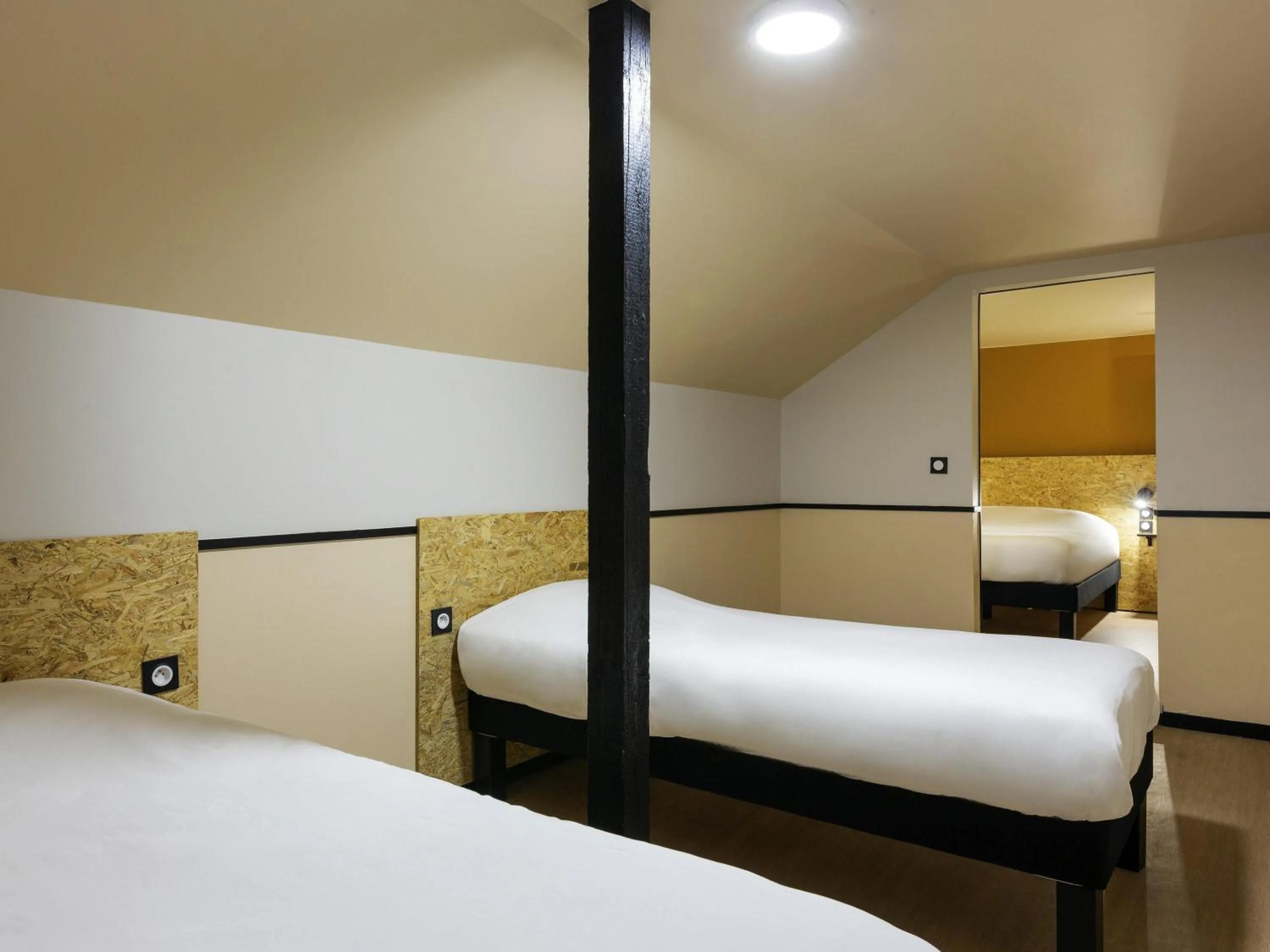 Bedroom, Bed in Greet Hôtel Villeneuve la Garenne - rénové