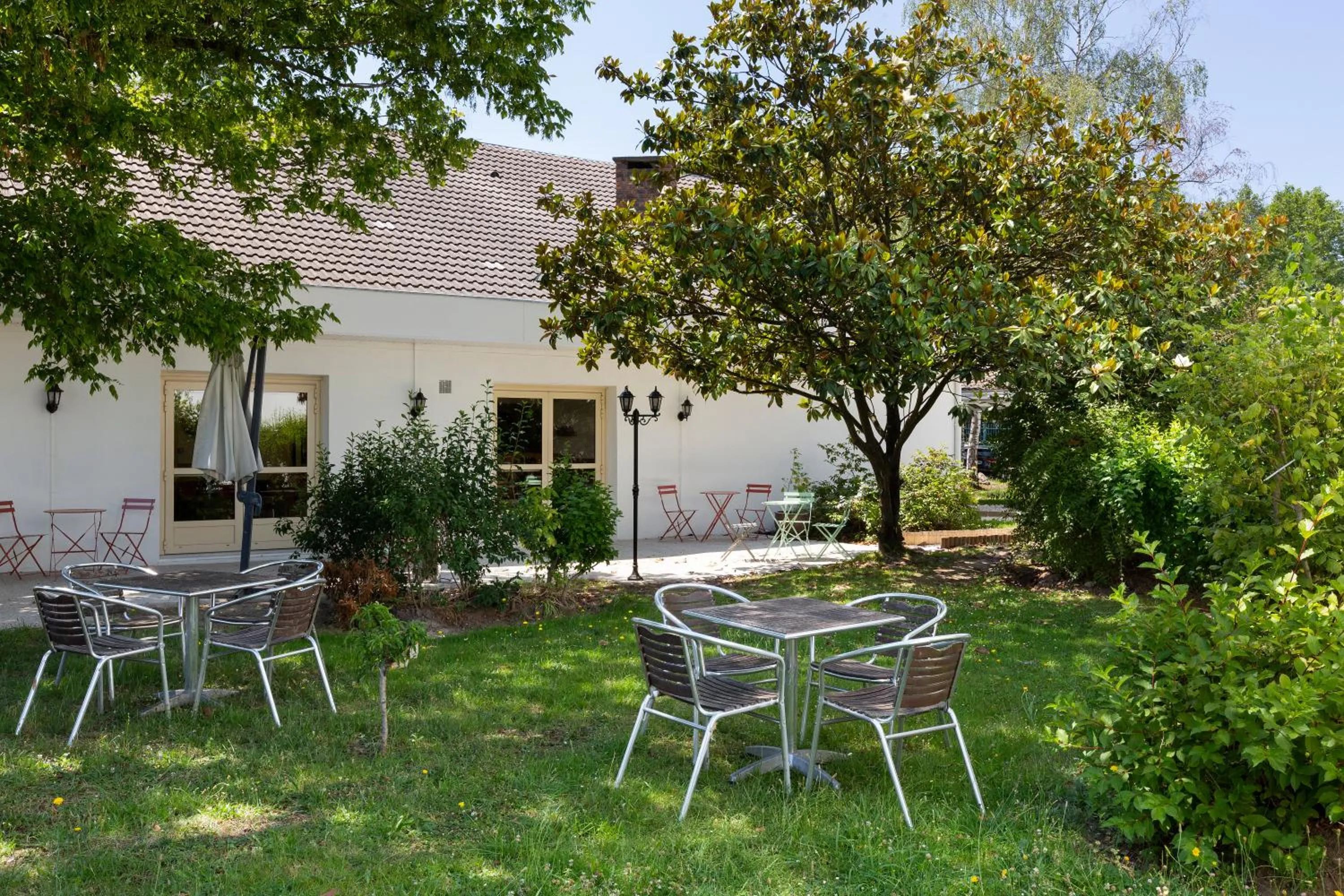 Garden in Greet Hôtel Villeneuve la Garenne - rénové
