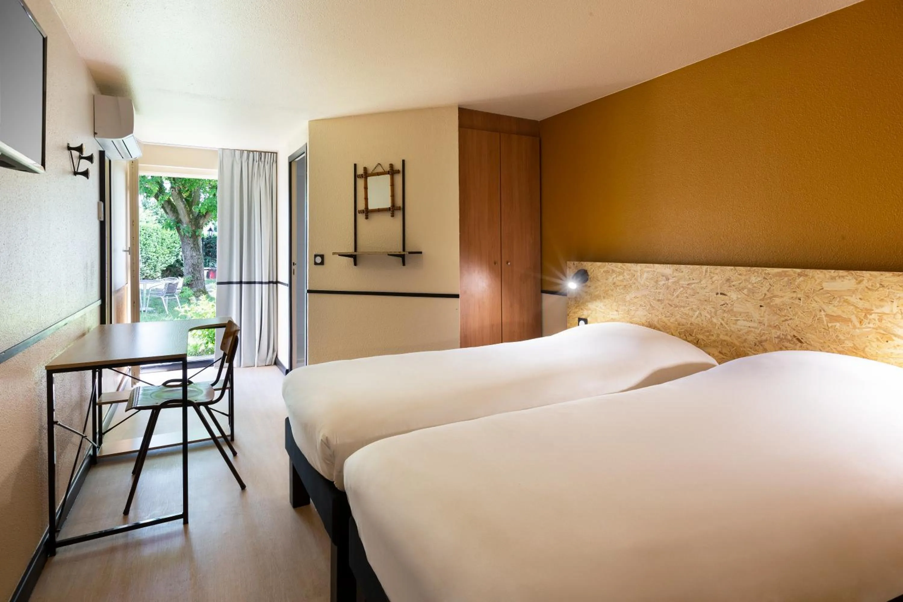 Bed in Greet Hôtel Villeneuve la Garenne - rénové