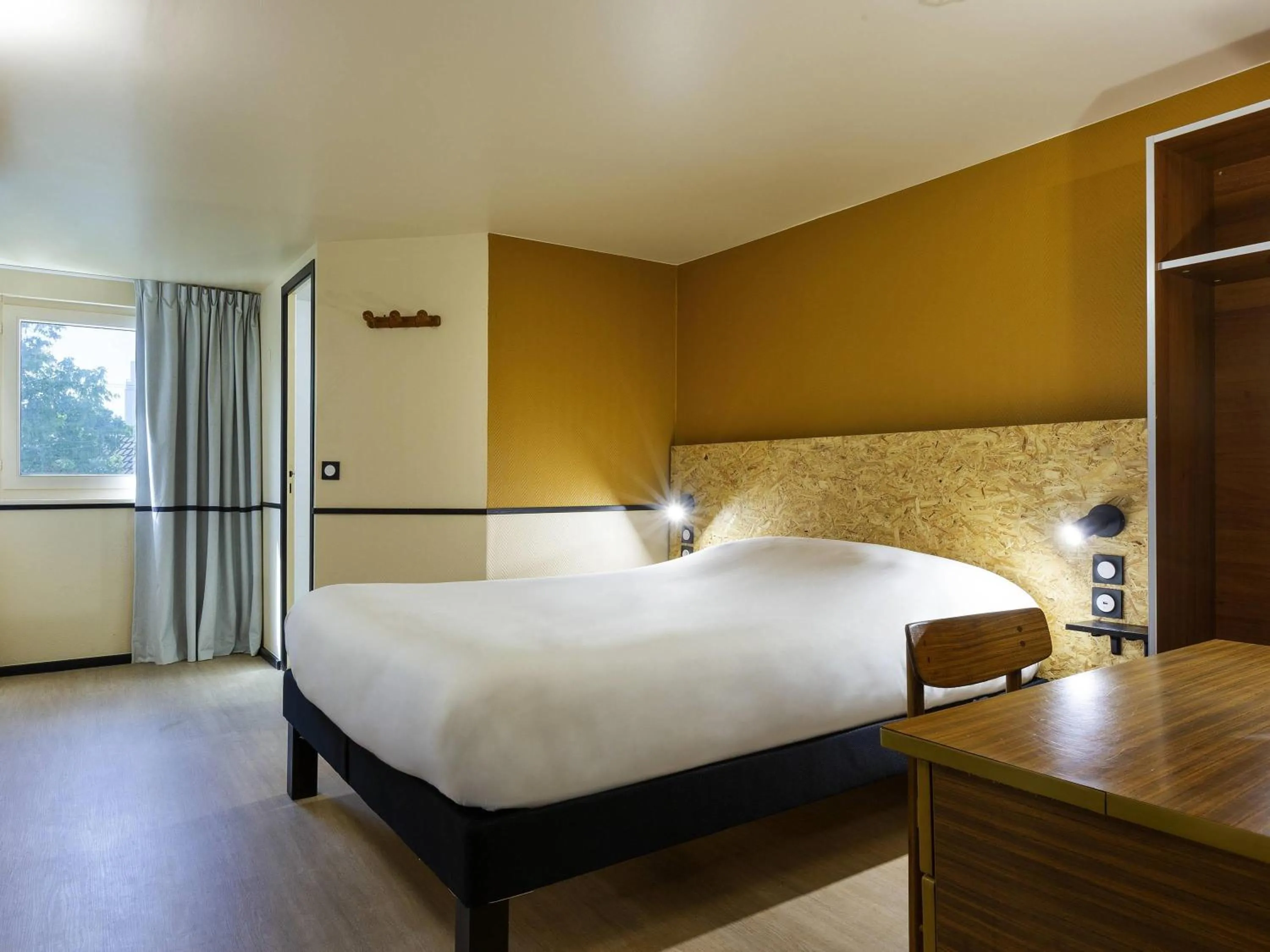 Bedroom, Bed in Greet Hôtel Villeneuve la Garenne - rénové