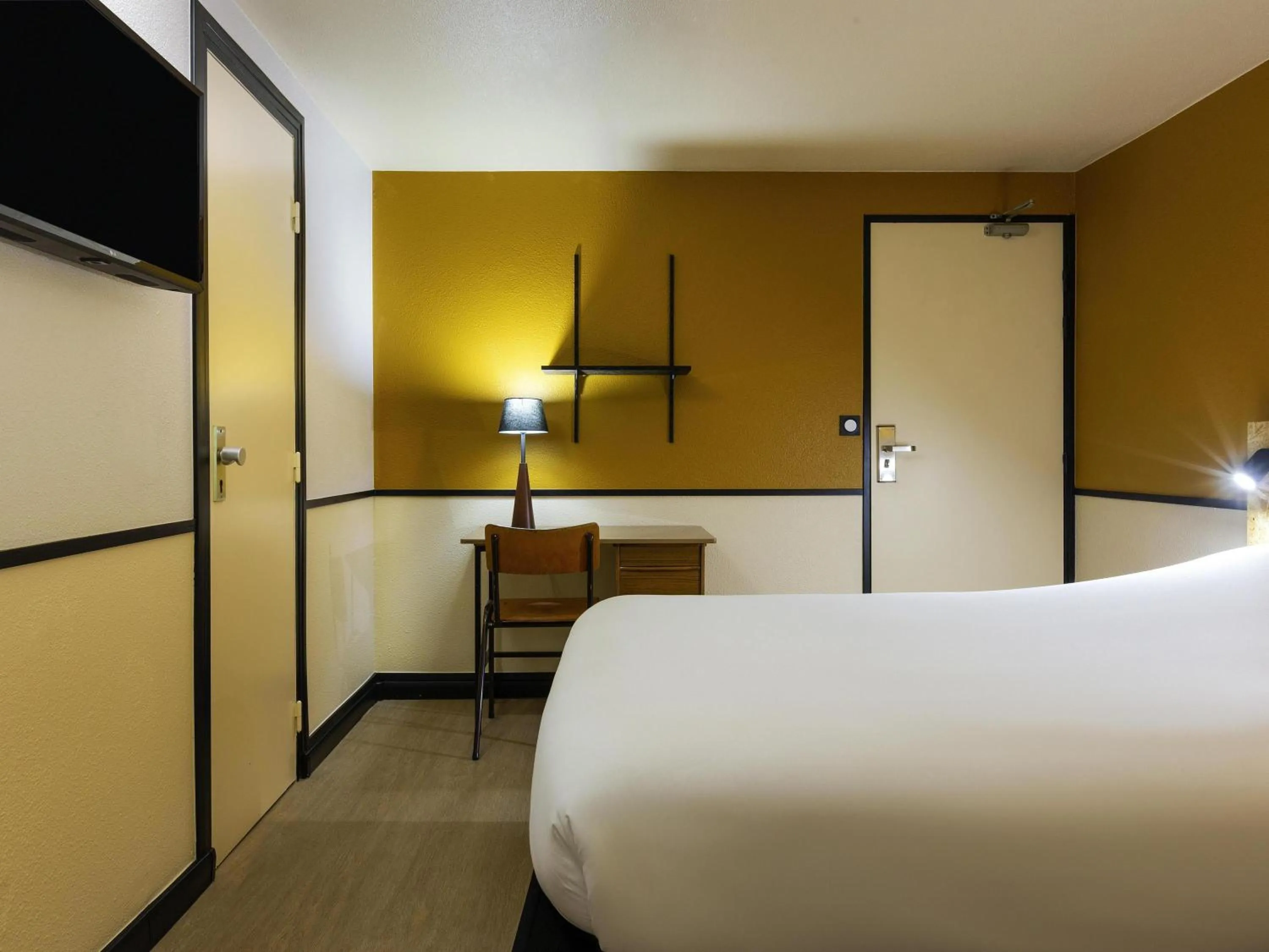 Bedroom, Bed in Greet Hôtel Villeneuve la Garenne - rénové