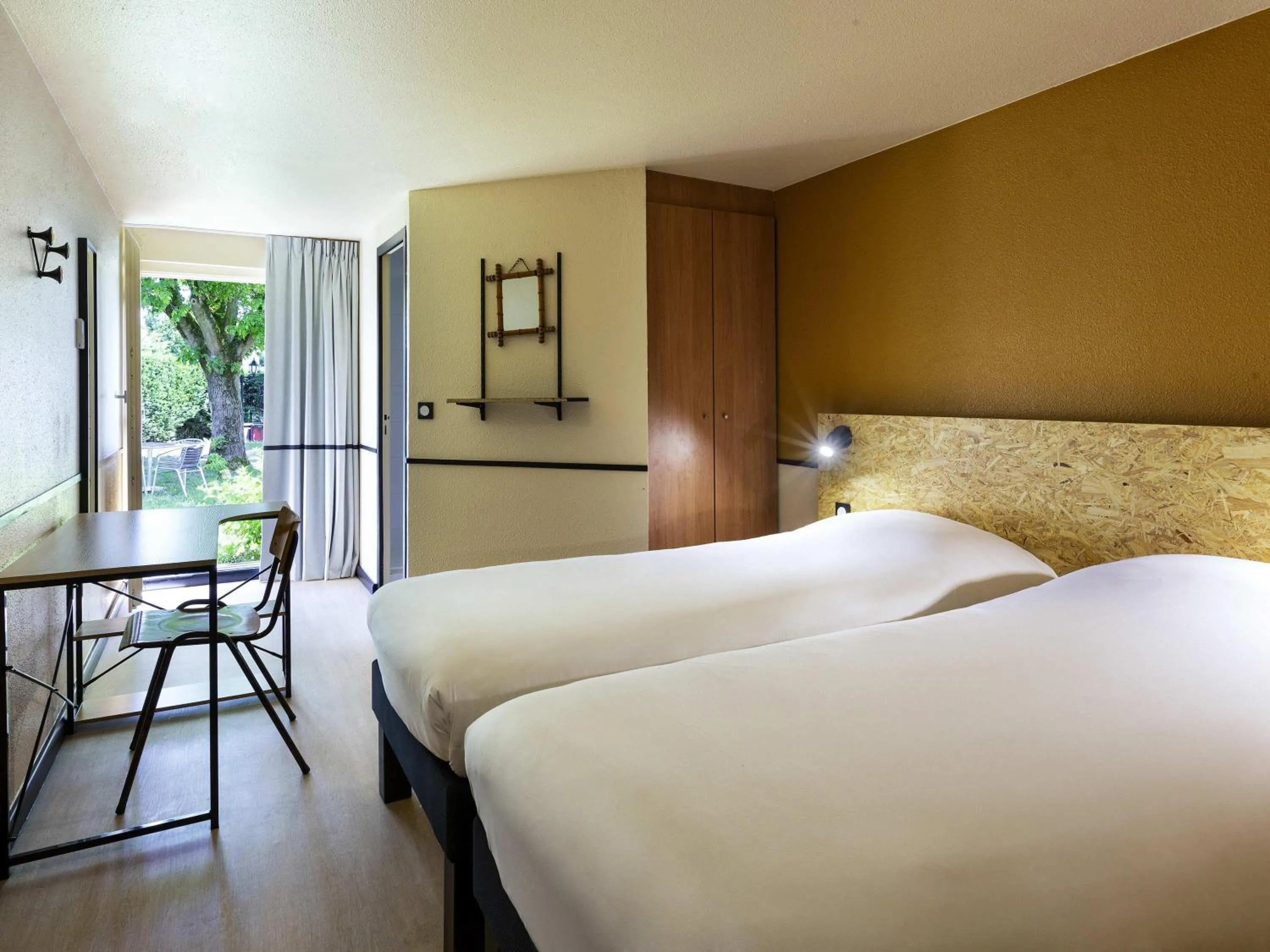 Bedroom, Bed in Greet Hôtel Villeneuve la Garenne - rénové