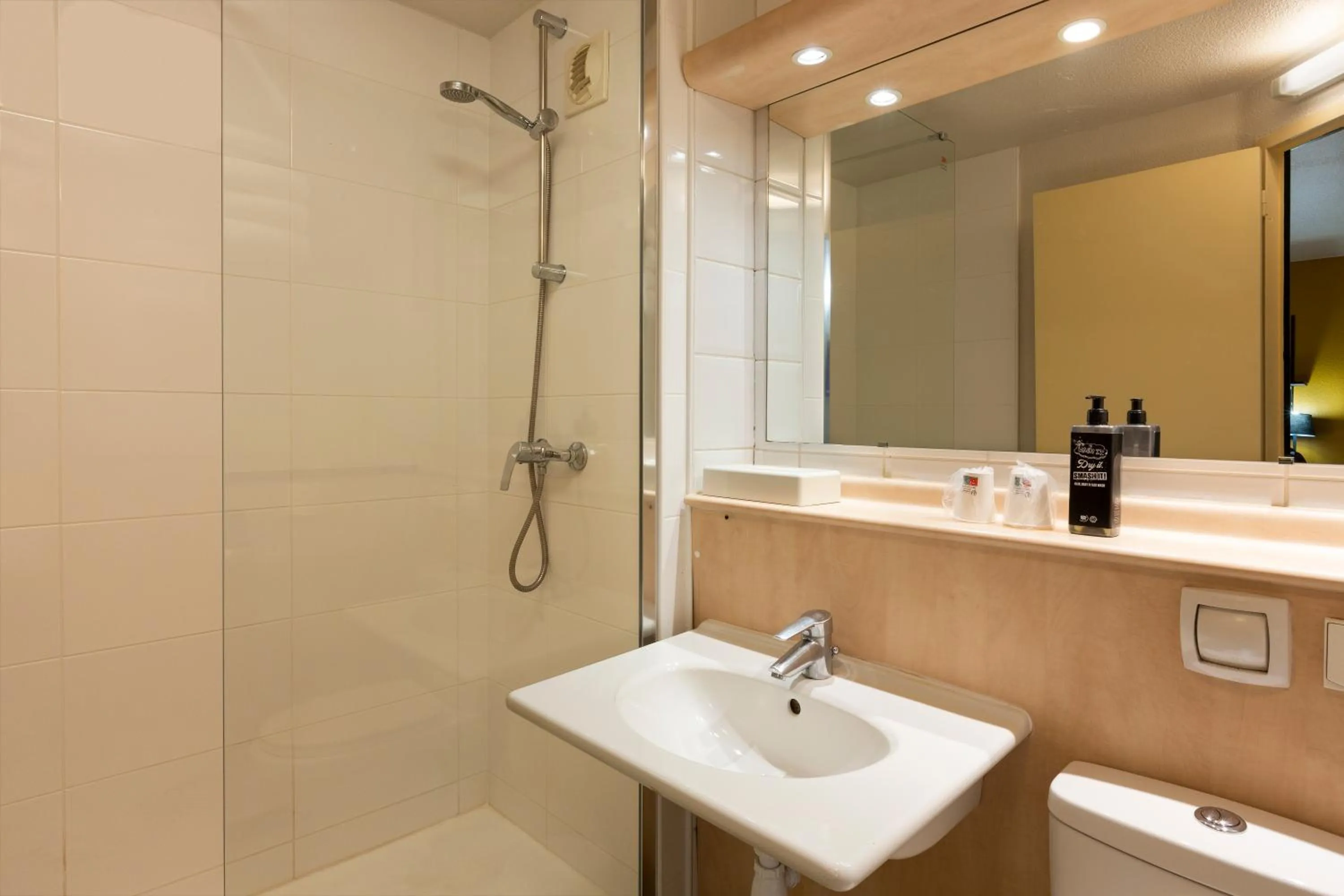 Bathroom in Greet Hôtel Villeneuve la Garenne - rénové