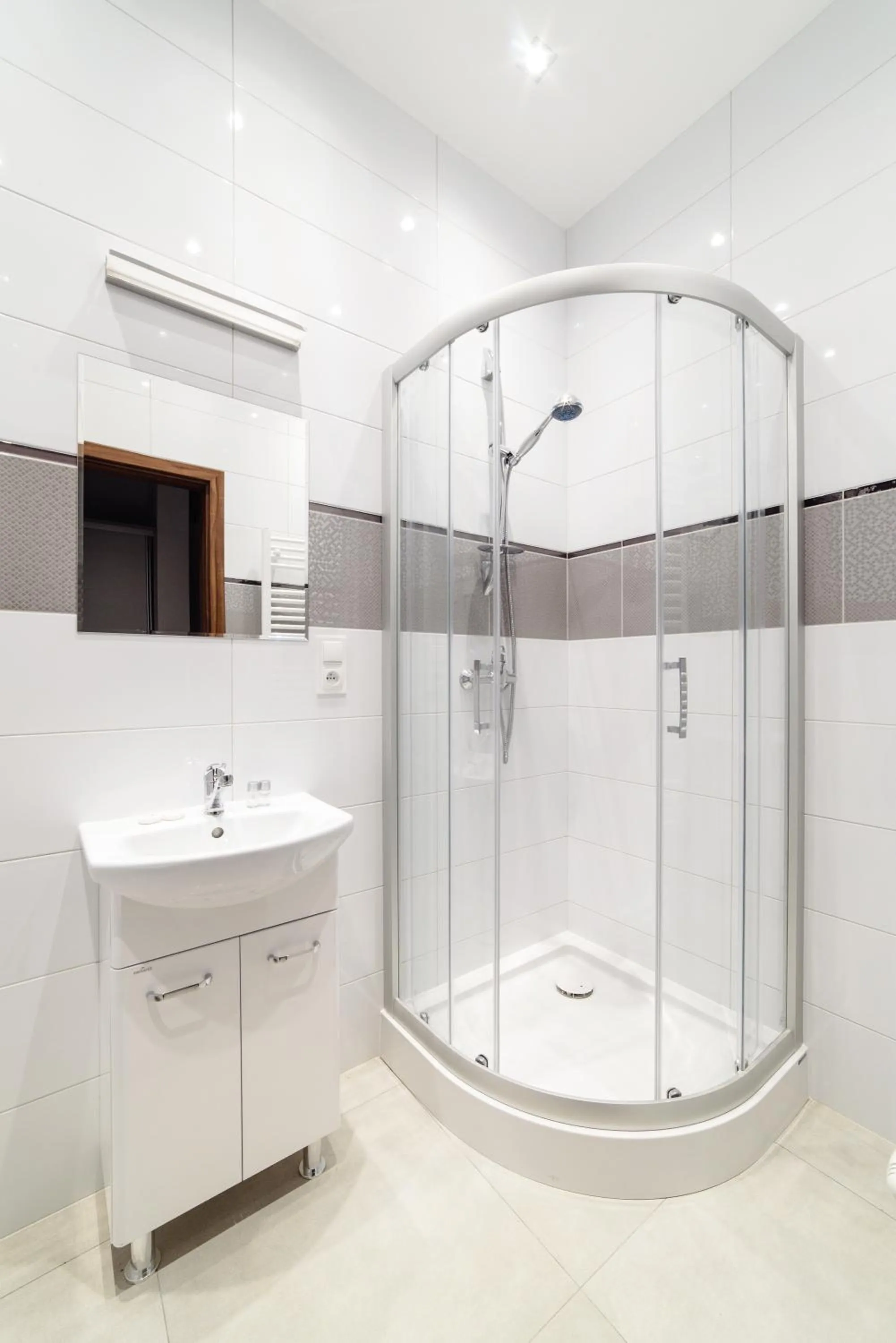 Bathroom in 2 Nights Apartments - great location, right next to Main Rail and Bus Station, 10 min to Main Square by foot