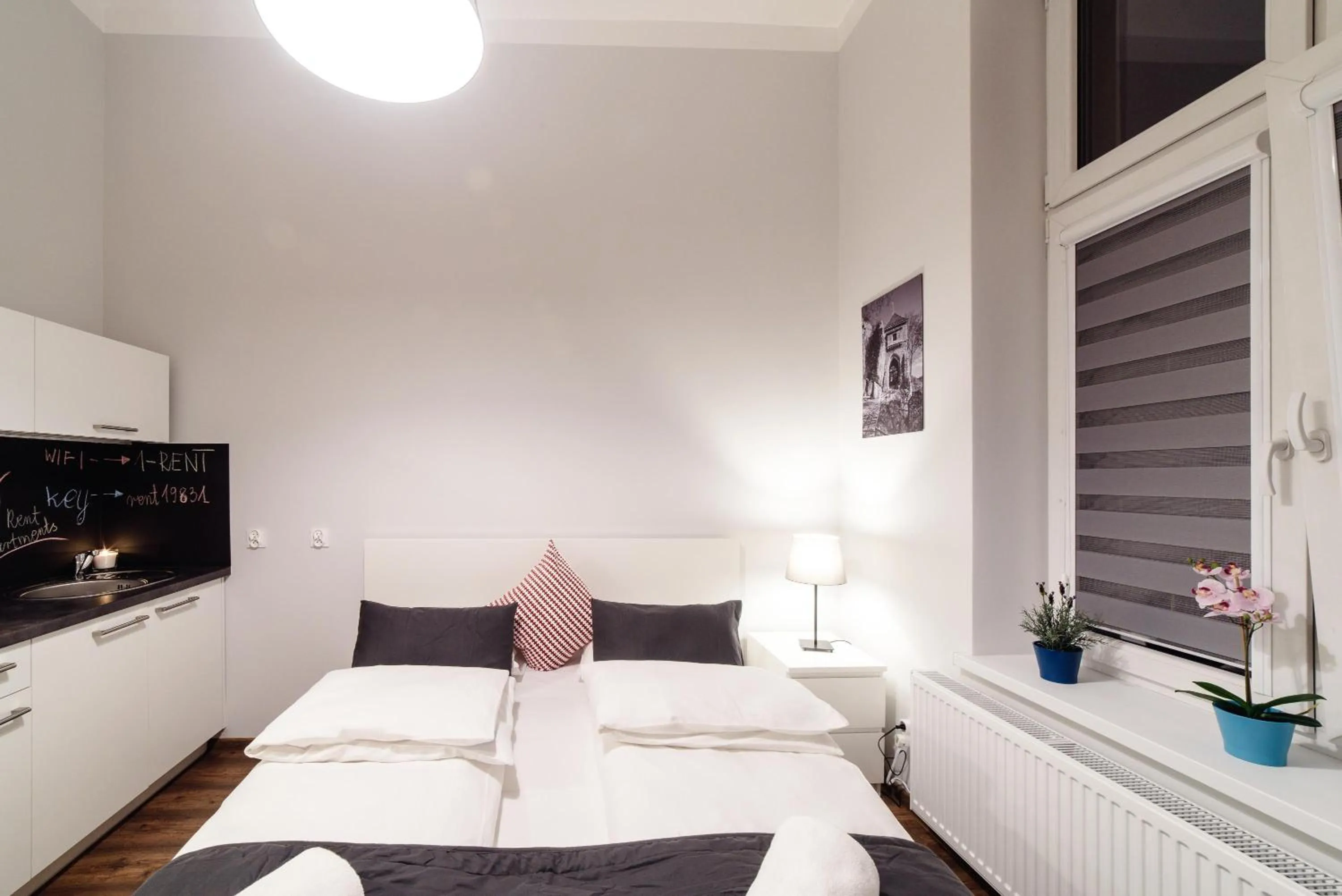 Bed in 2 Nights Apartments - great location, right next to Main Rail and Bus Station, 10 min to Main Square by foot