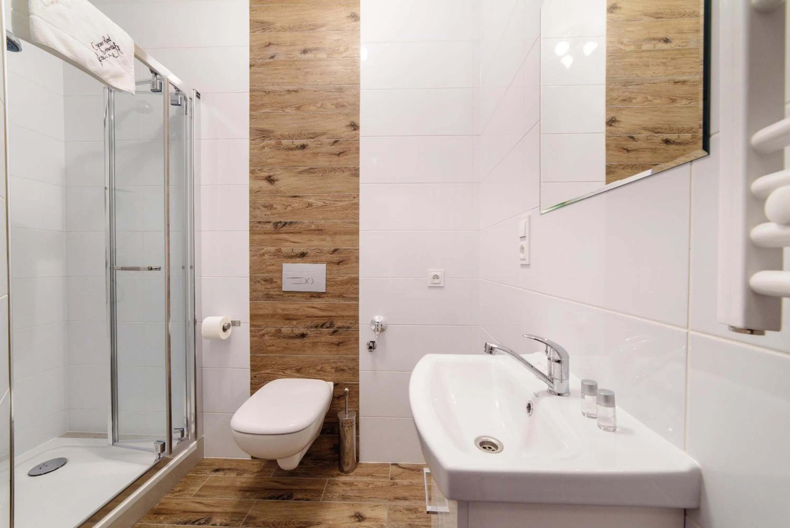 Shower in 2 Nights Apartments - great location, right next to Main Rail and Bus Station, 10 min to Main Square by foot