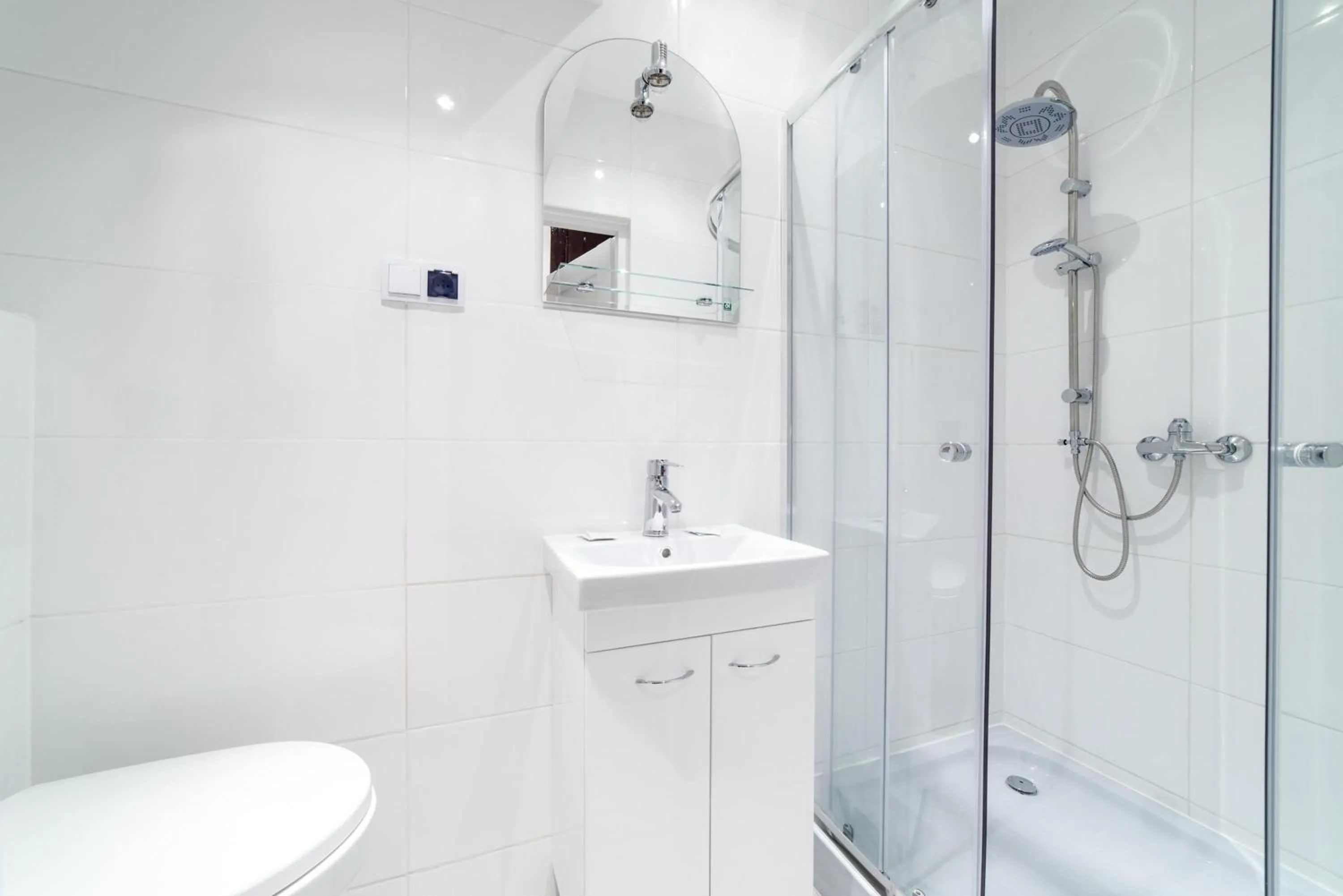 Shower in 2 Nights Apartments - great location, right next to Main Rail and Bus Station, 10 min to Main Square by foot
