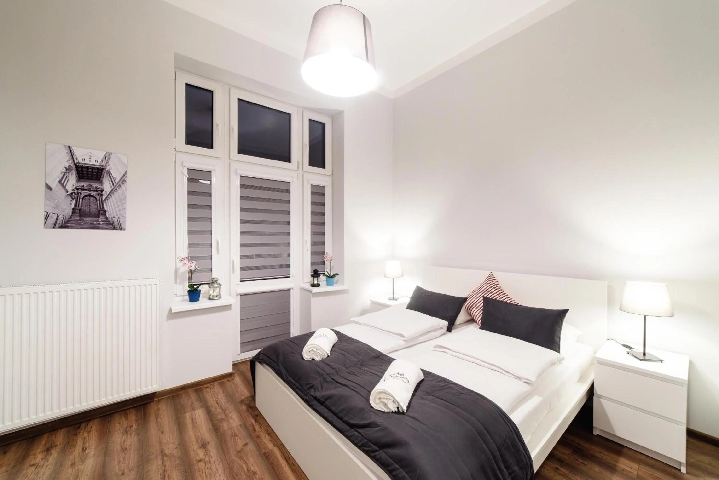 Bed in 2 Nights Apartments - great location, right next to Main Rail and Bus Station, 10 min to Main Square by foot