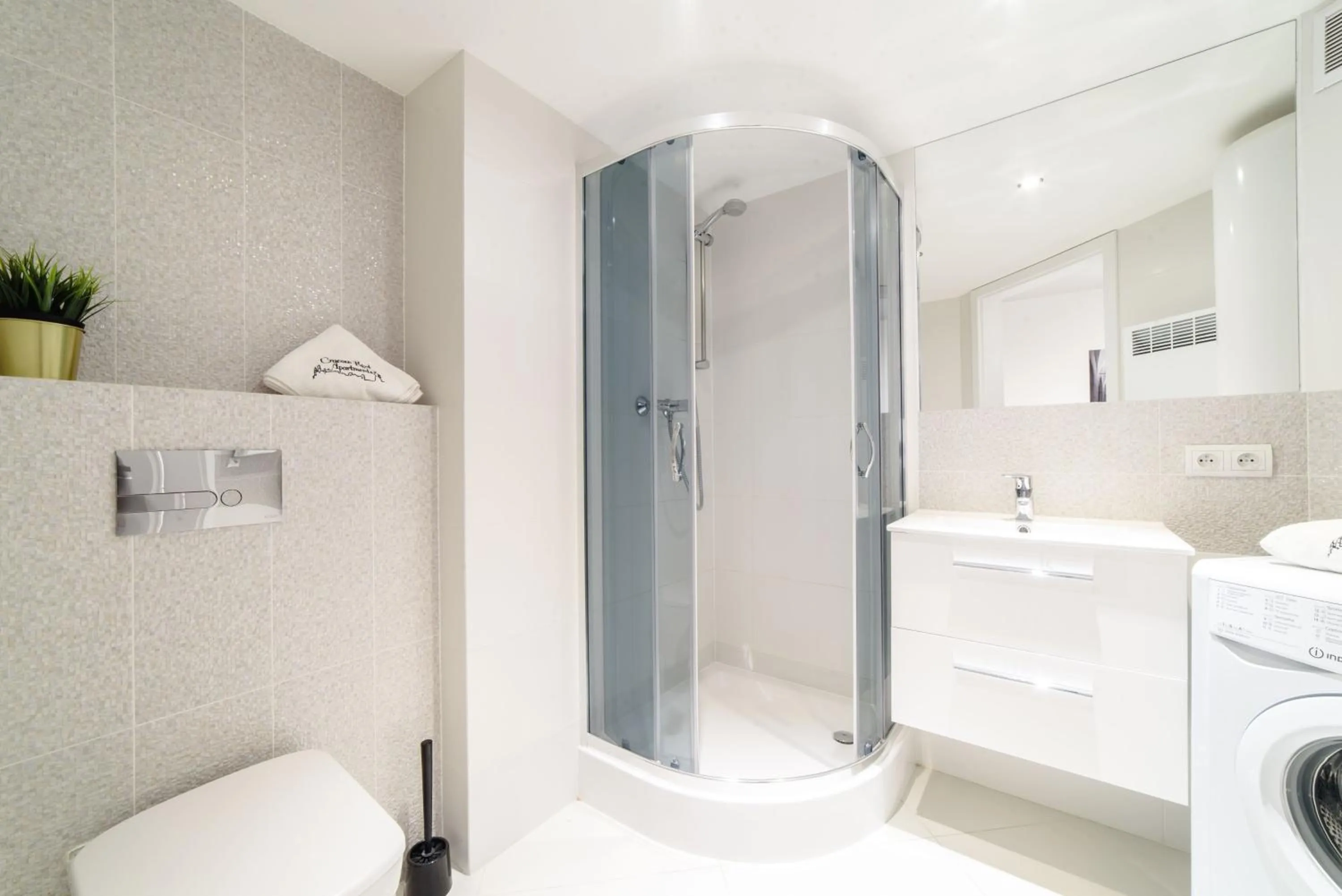 Toilet in 2 Nights Apartments - great location, right next to Main Rail and Bus Station, 10 min to Main Square by foot