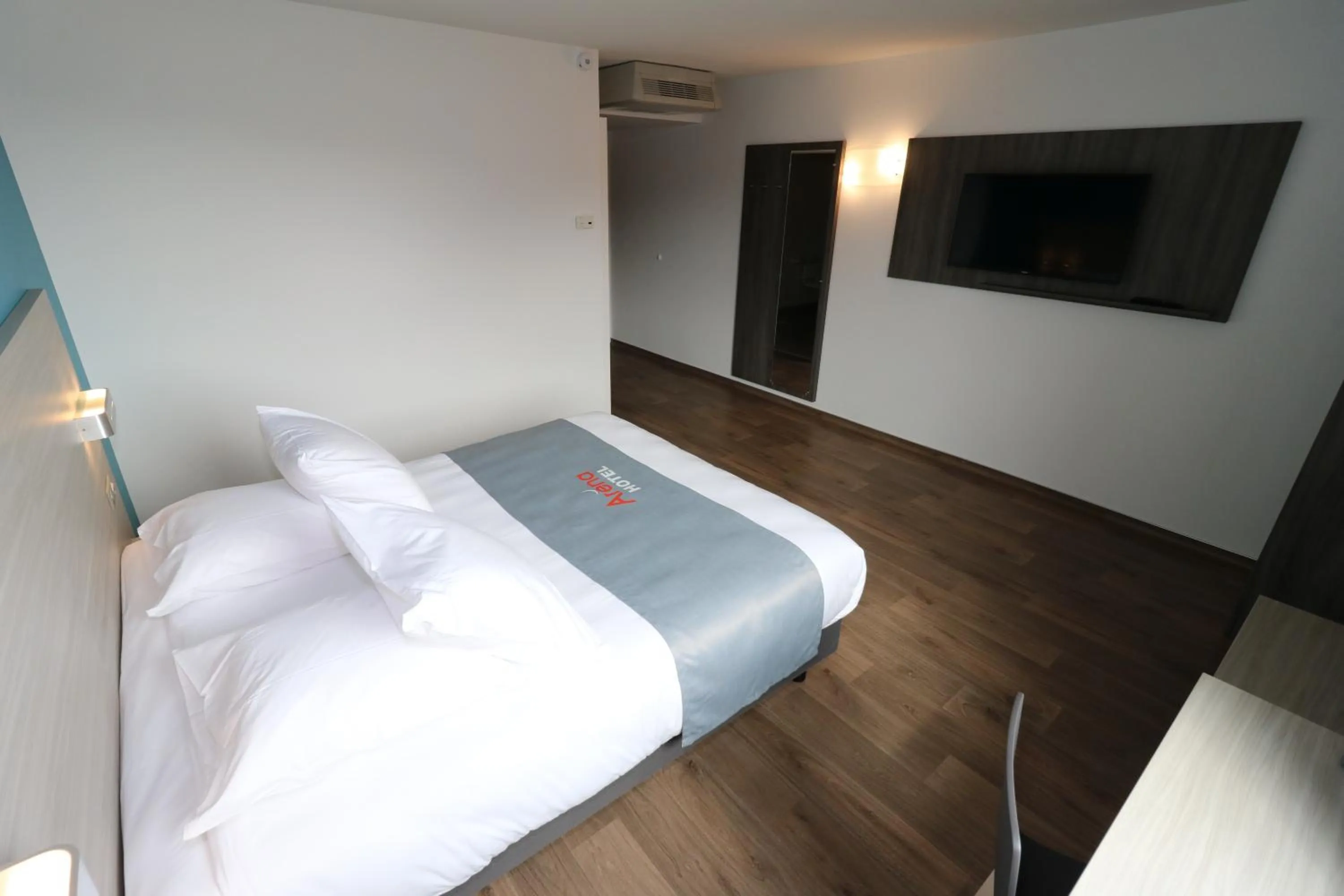 Photo of the whole room, Bed in Hotel Arena Toulouse