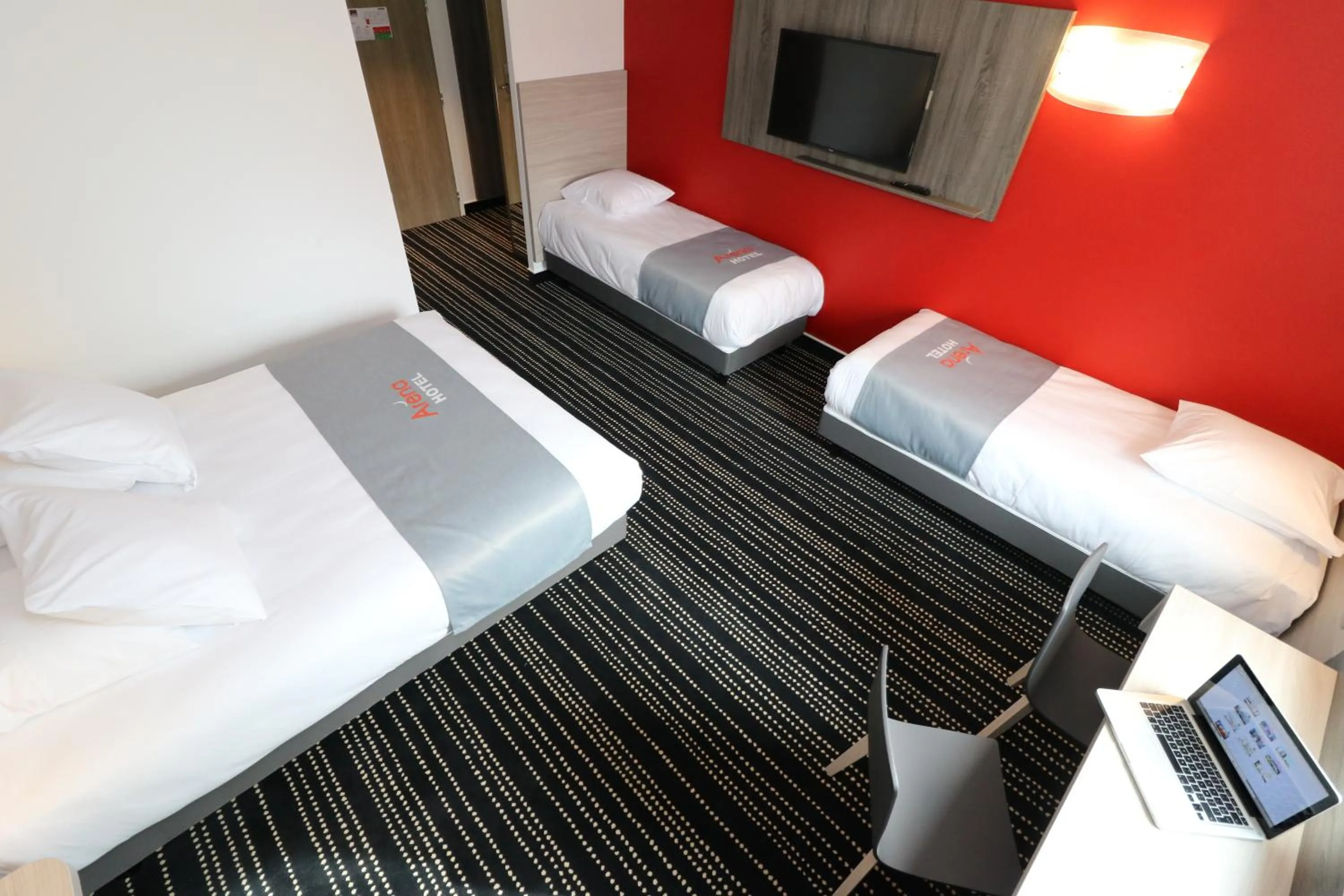 Photo of the whole room, Bed in Hotel Arena Toulouse
