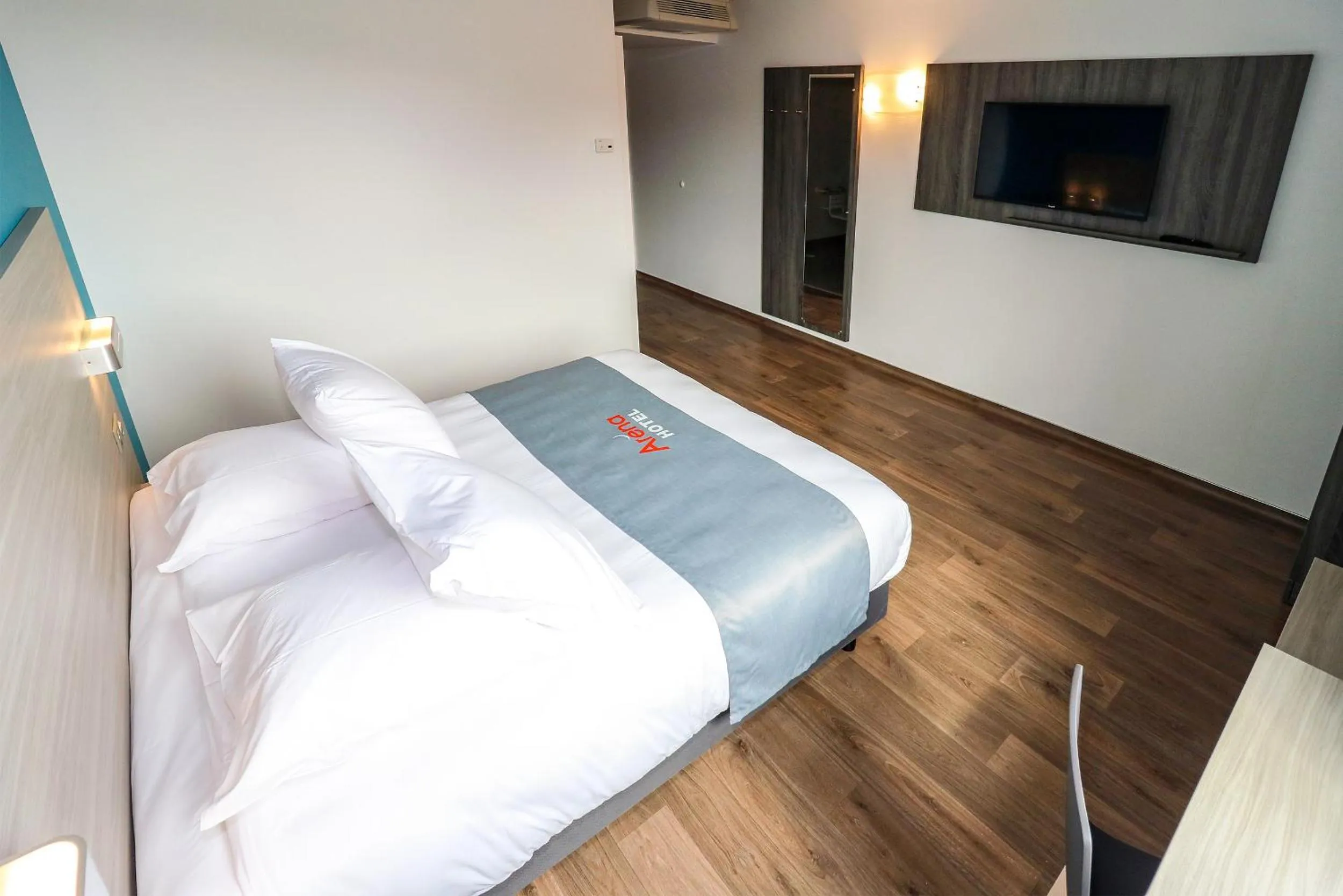 Photo of the whole room, Bed in Hotel Arena Toulouse