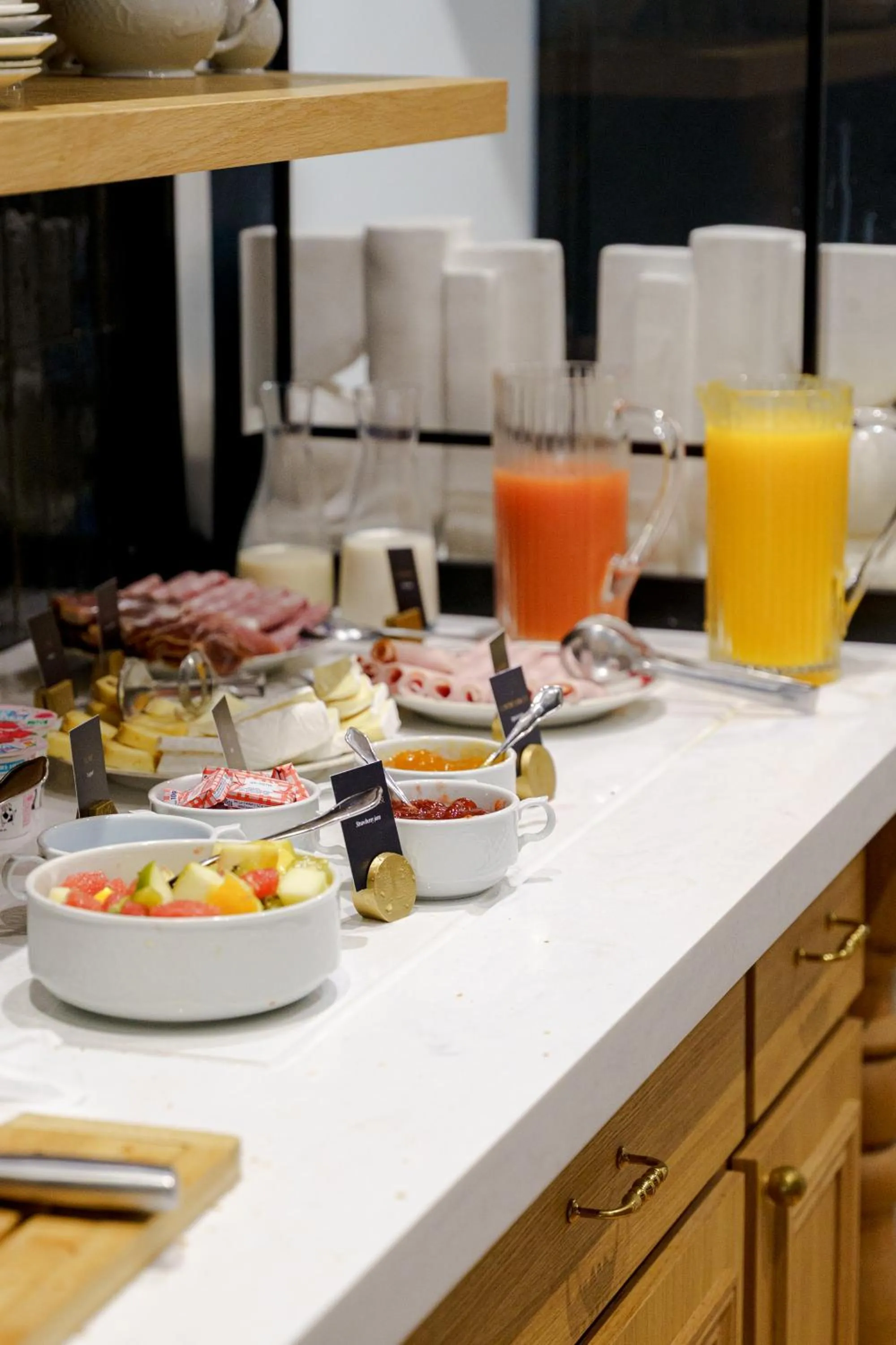 Buffet breakfast in Billie Hôtel