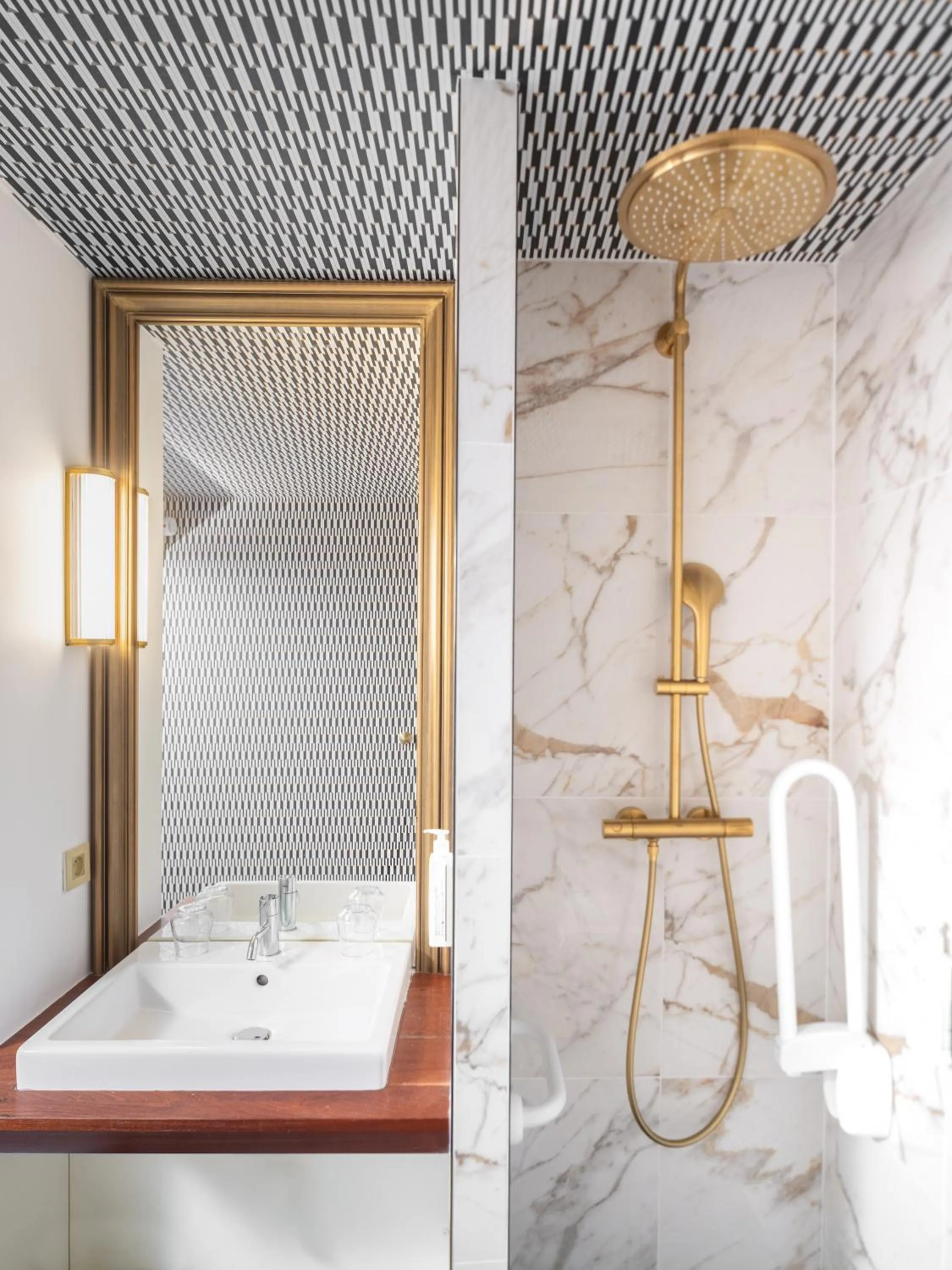 Bathroom in Billie Hôtel