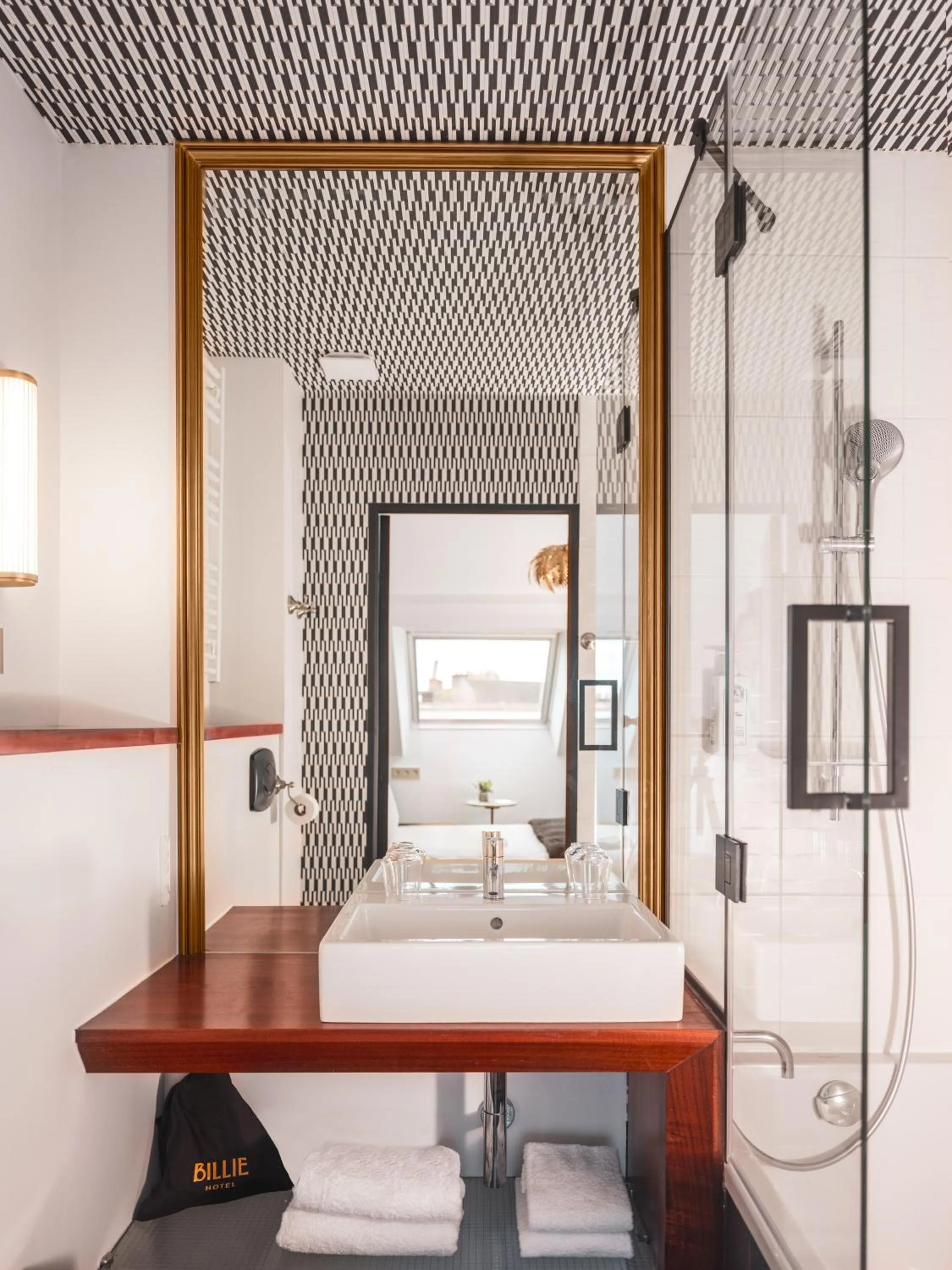 Bathroom, Bed in Billie Hôtel