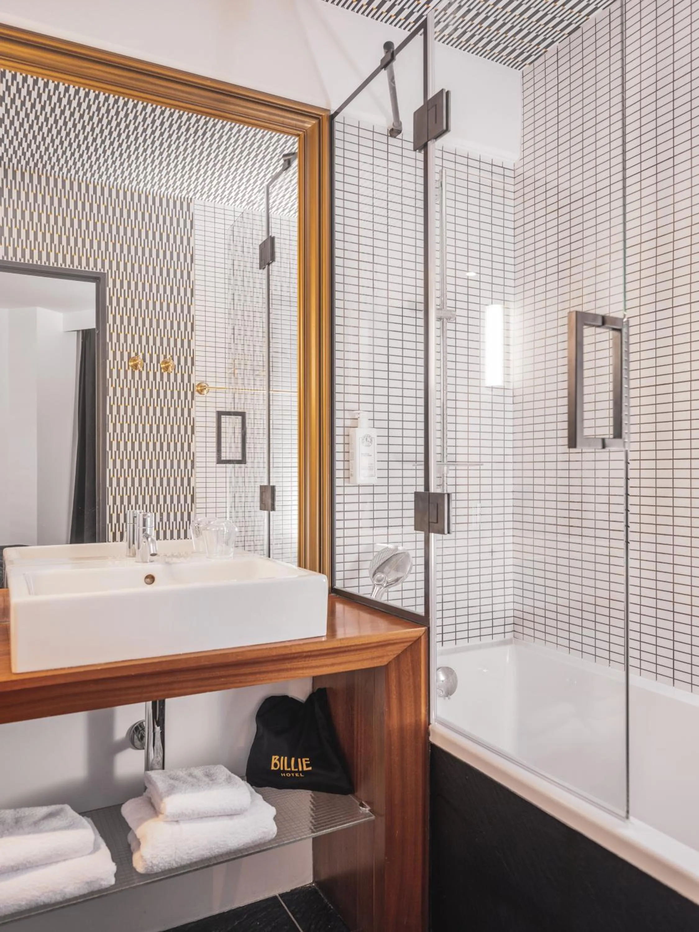 Bathroom in Billie Hôtel