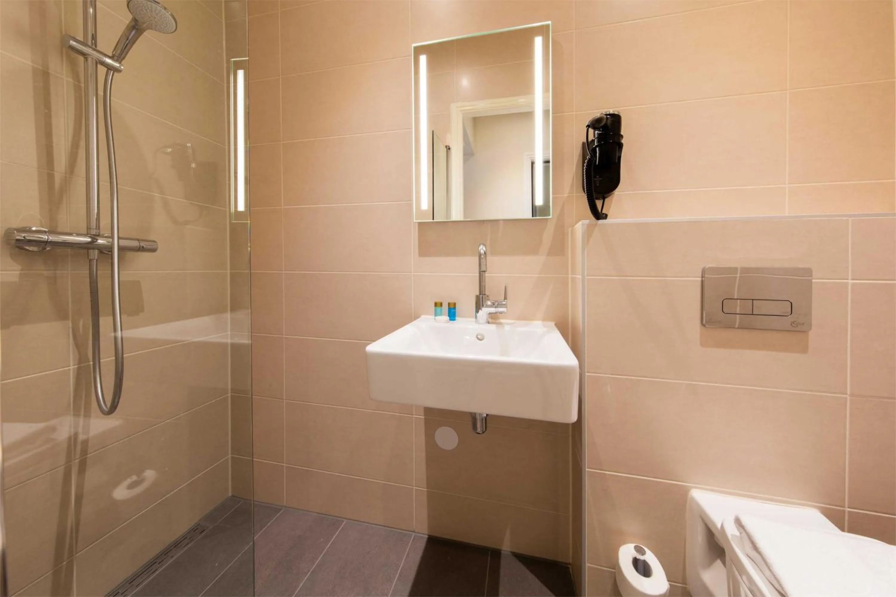 Shower in Royal Plaza Hotel Amsterdam