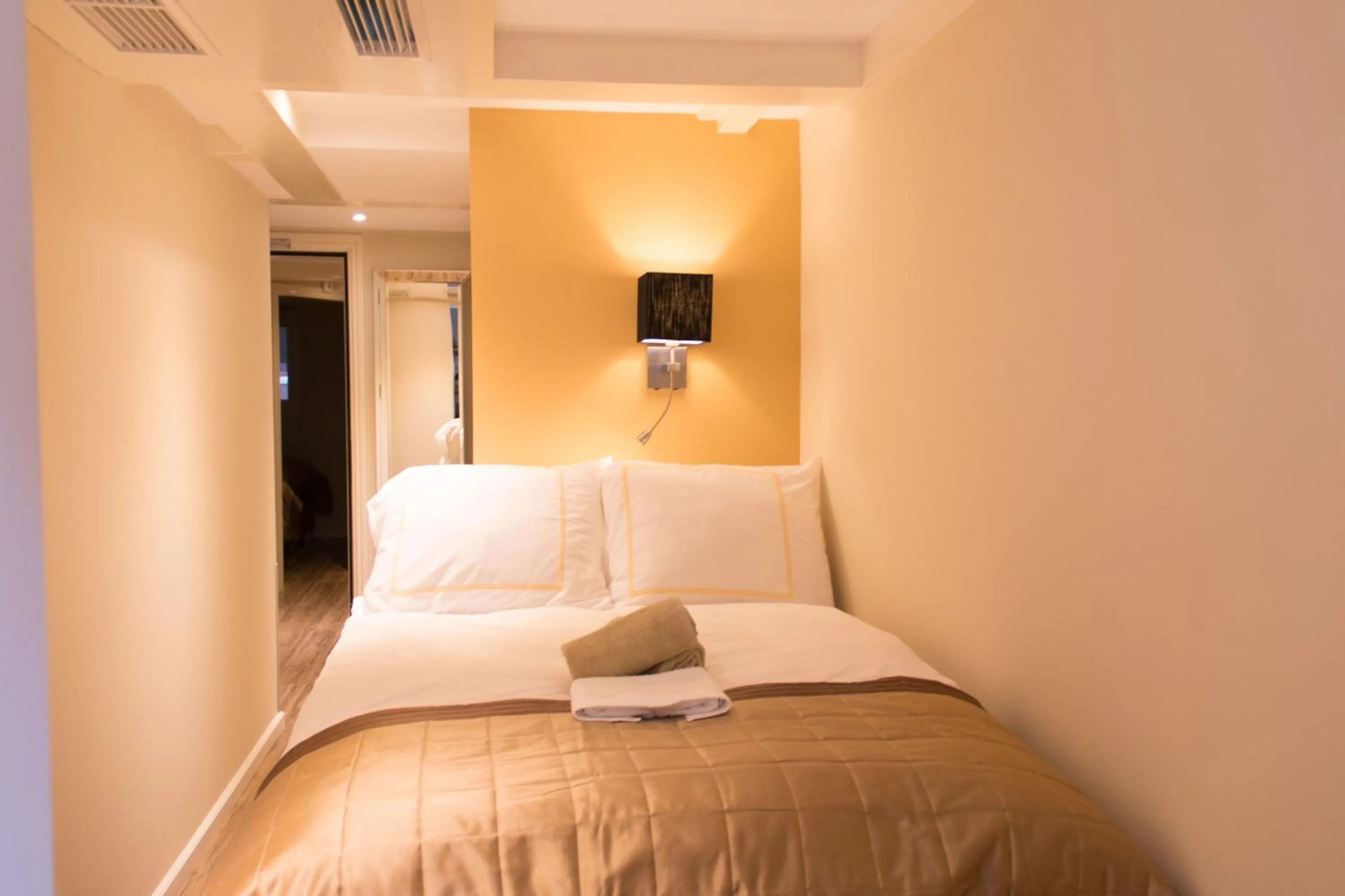 Photo of the whole room, Bed in Royal Plaza Hotel Amsterdam