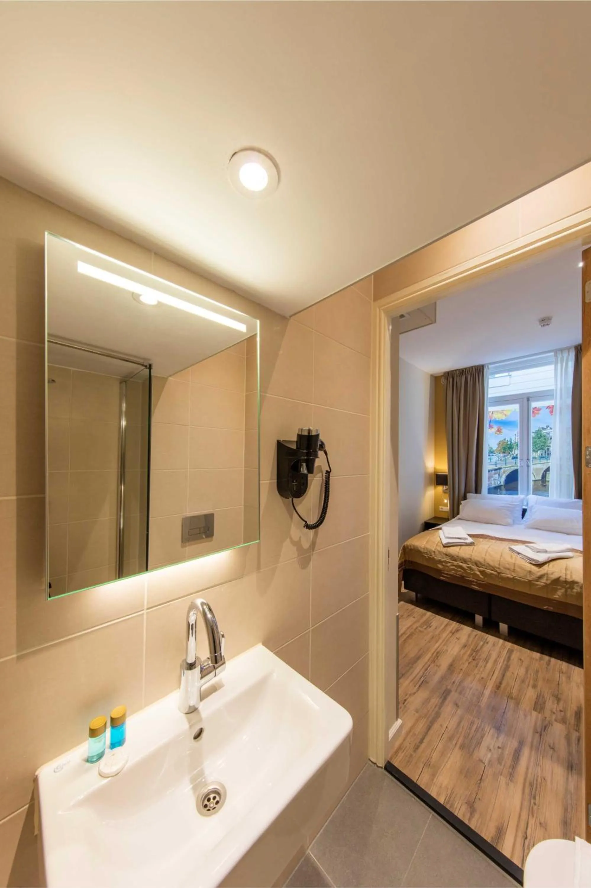 Bathroom, Bed in Royal Plaza Hotel Amsterdam