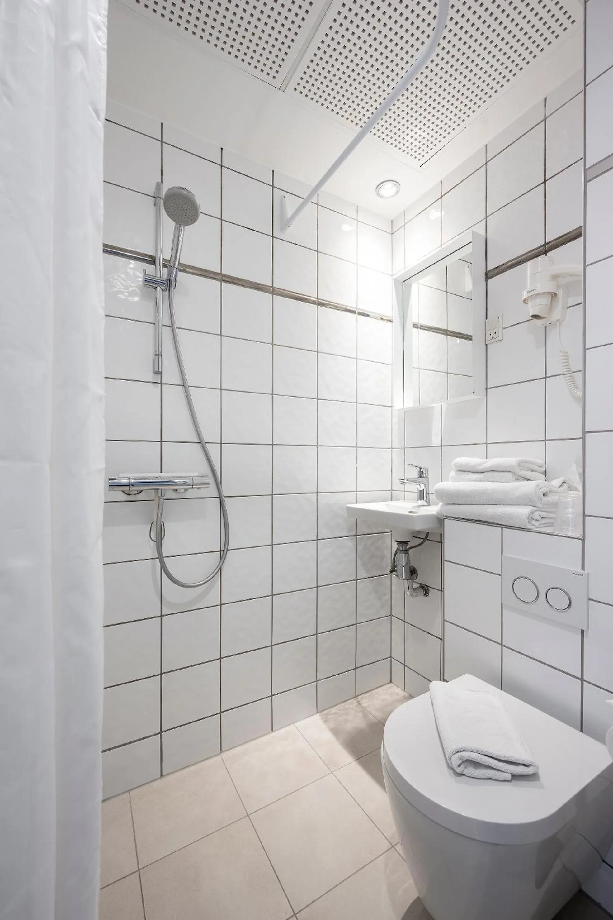 Shower in Go Hotel Ansgar
