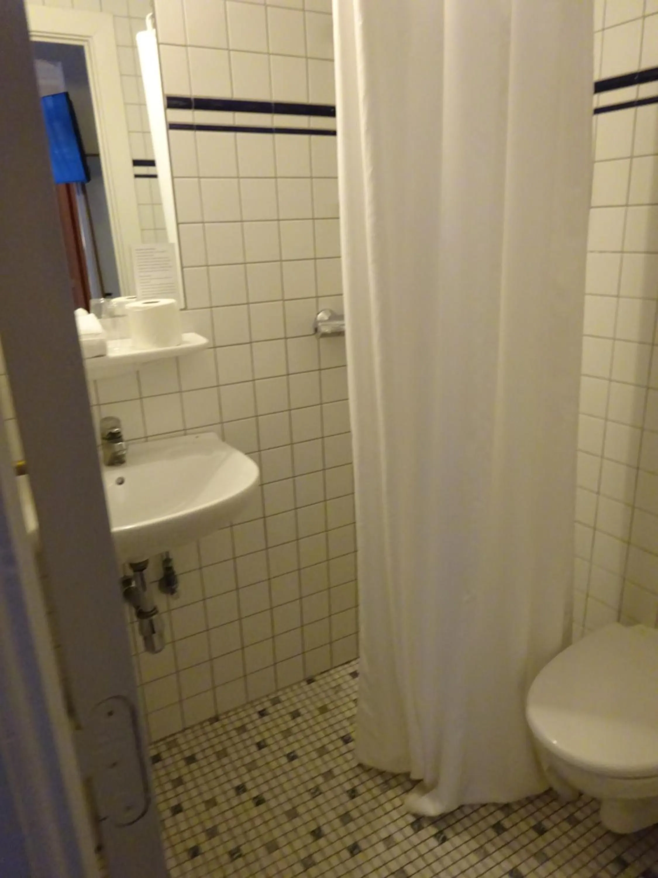 Shower in City Hotel Nebo