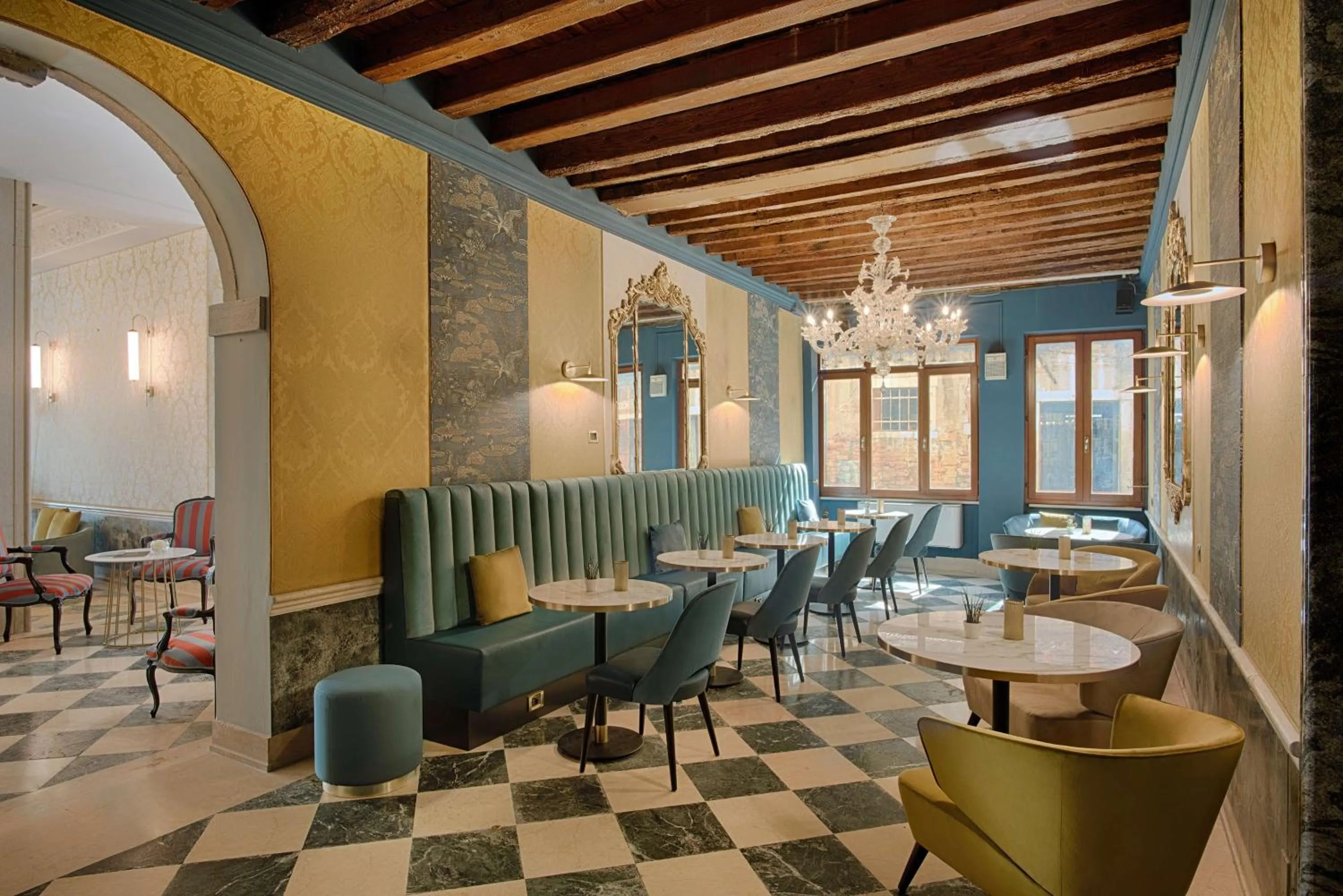 Lounge or bar in NH Venezia Santa Lucia