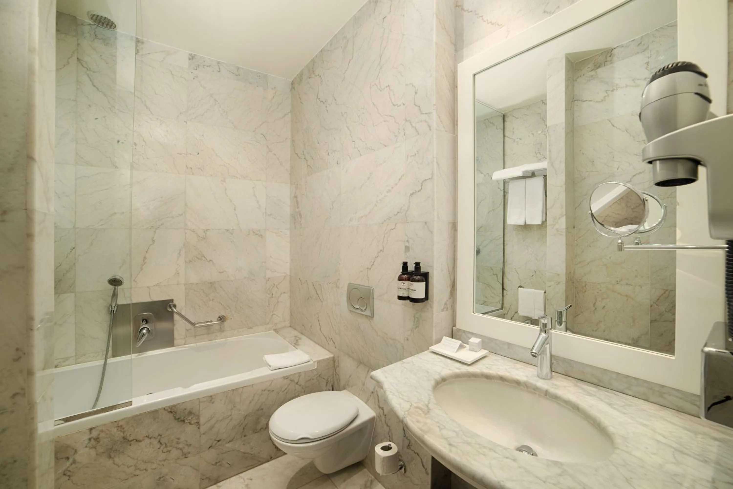 Shower in NH Venezia Santa Lucia