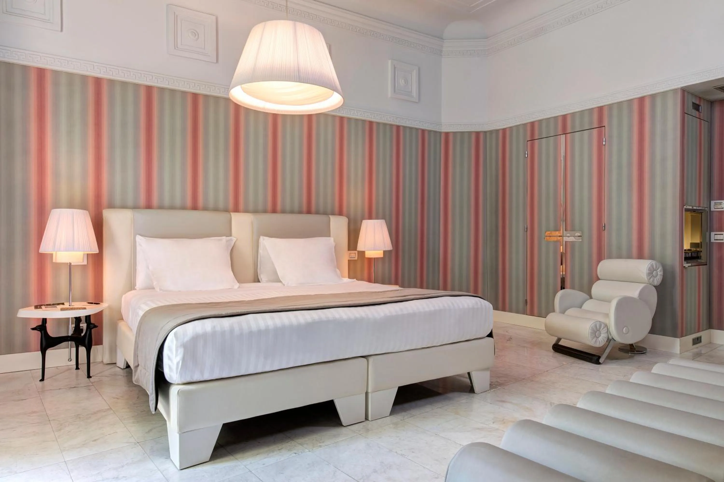 Bed in Grand Hotel Palace Rome