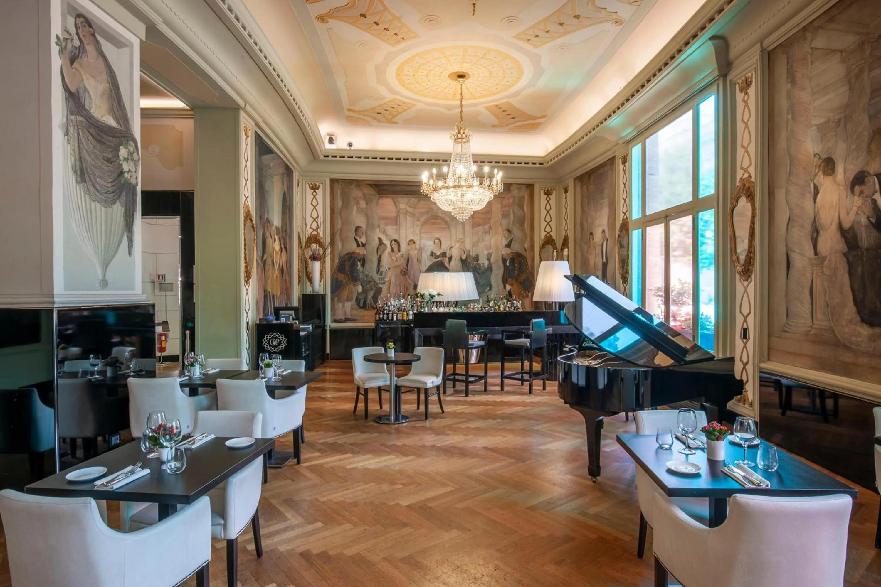 Restaurant/places to eat in Grand Hotel Palace Rome