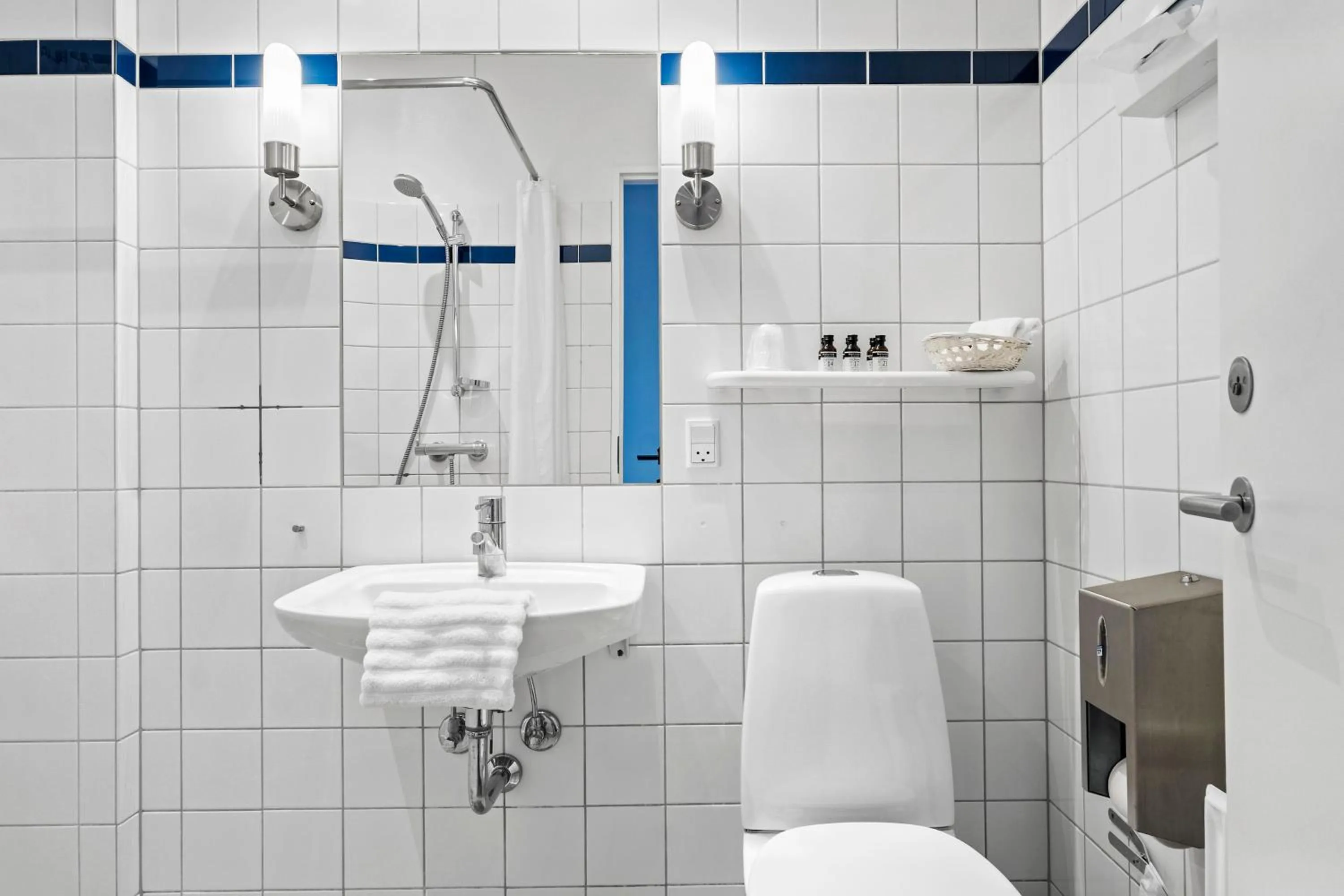 Bathroom in Best Western ToRVEhallerne