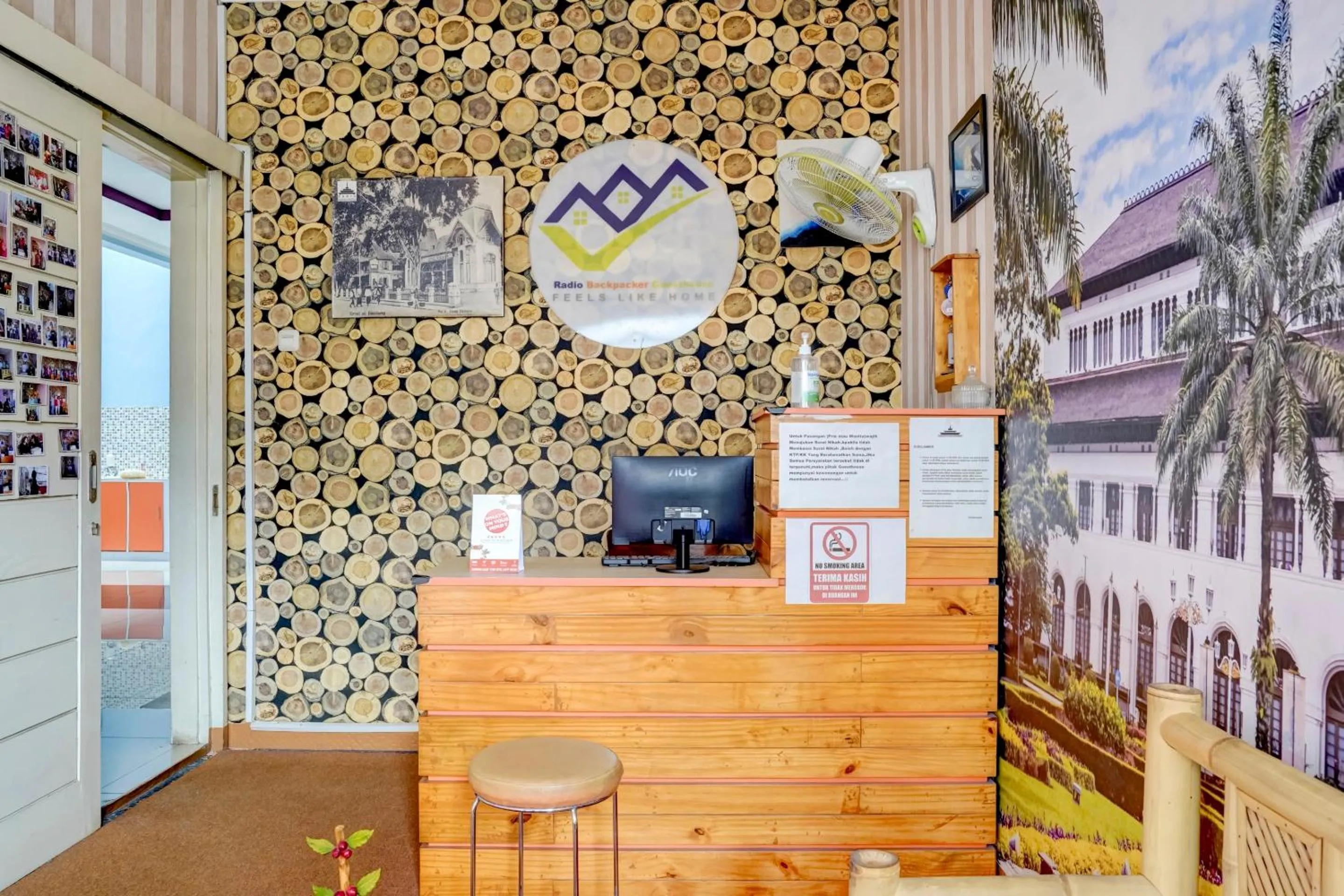 Lobby or reception in Radio Backpacker Guesthouse Syariah