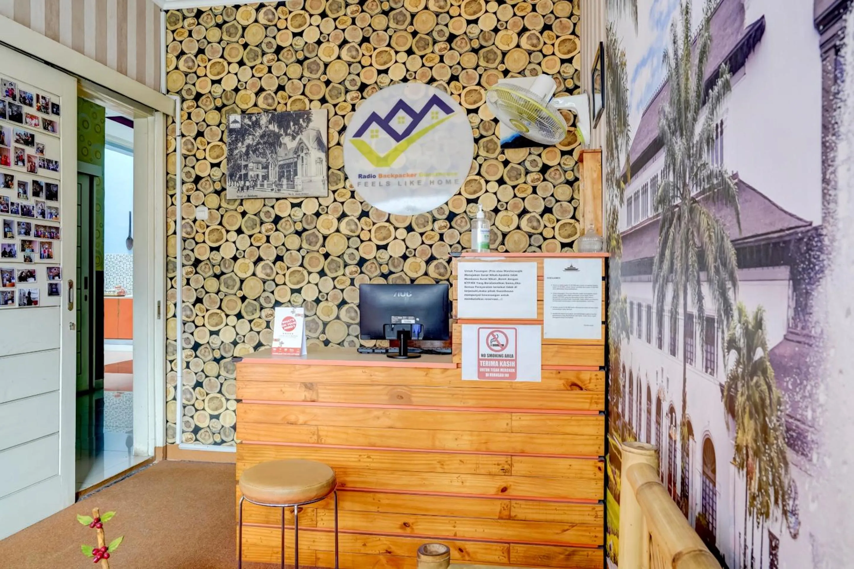 Lobby or reception in Radio Backpacker Guesthouse Syariah