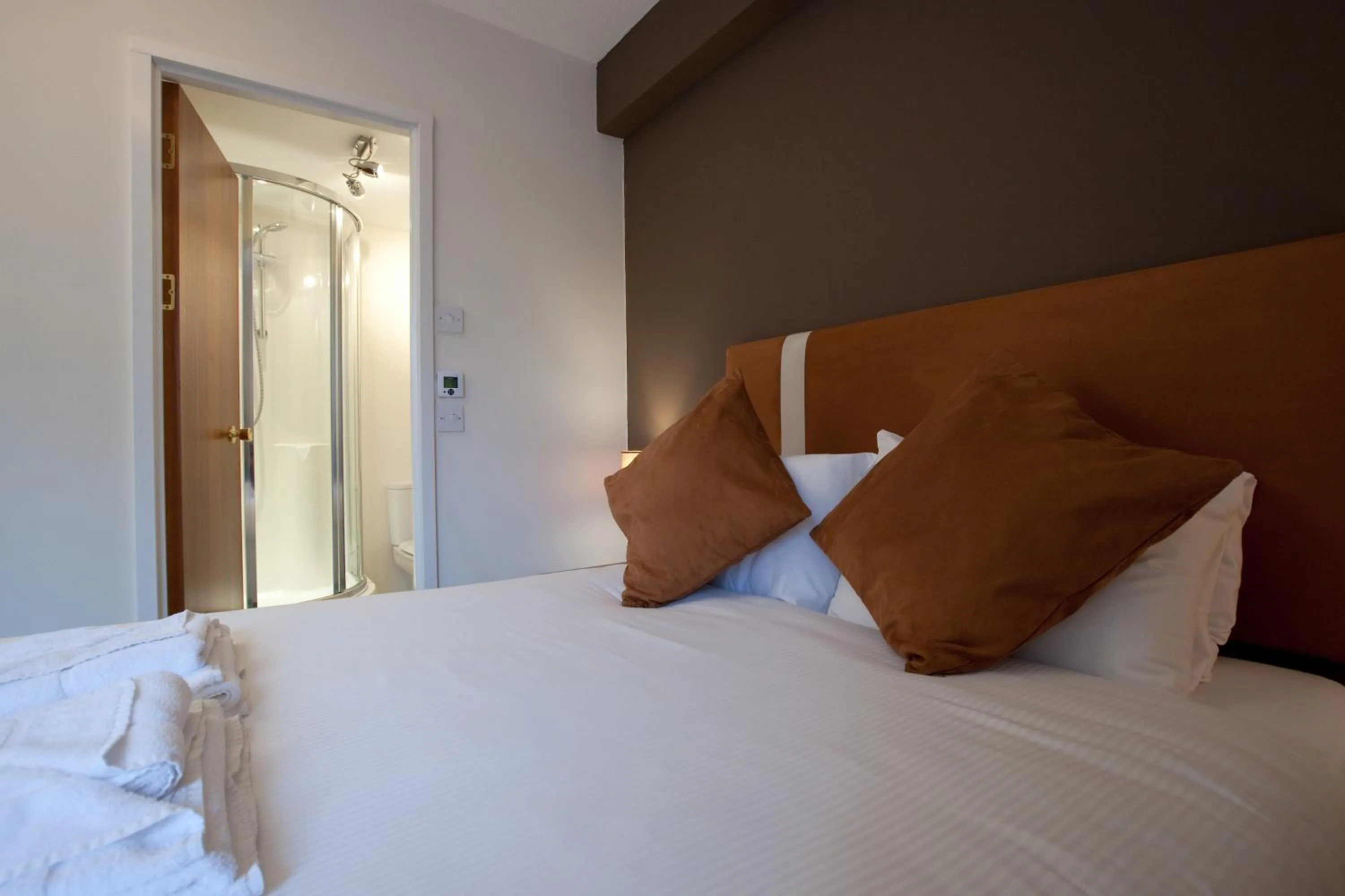 Shower, Bed in The Spires Serviced Apartments Aberdeen